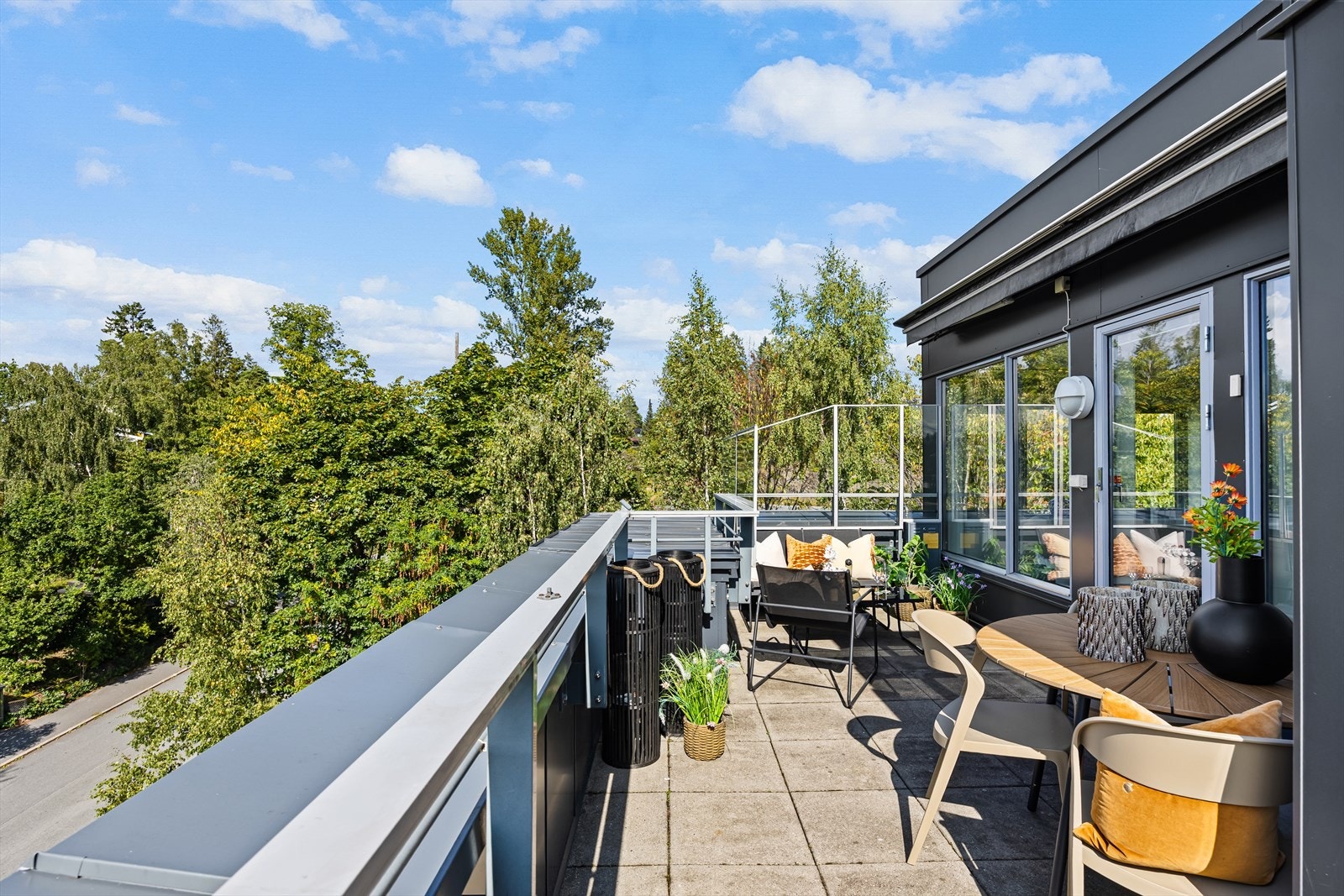 Det er tillatt med elektrisk grill eller grill med gassbrenner på terrassen. Galleribilde