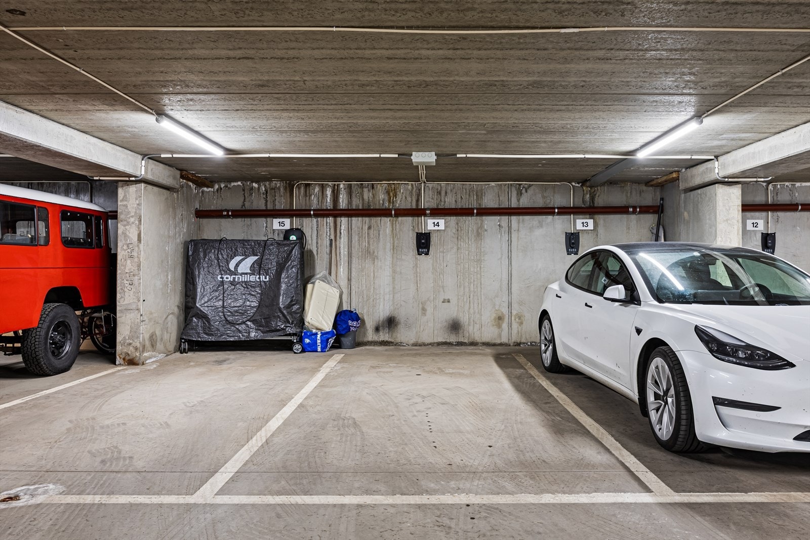 Garasjeplass medfølger. Det er mulighet for å etablere lader dersom ønskelig. Galleribilde