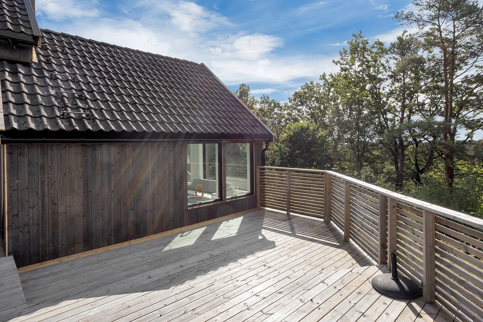 Terrassen ligger fint til mot grønne og naturrike omgivelser. Galleribilde