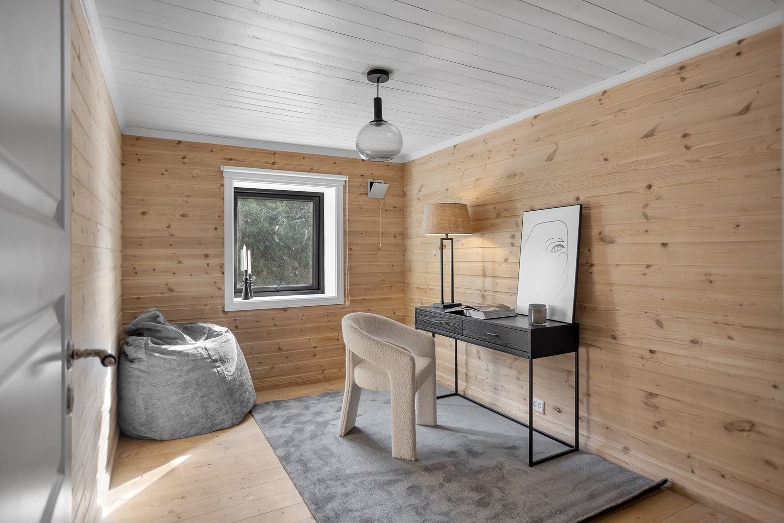 Soverom 2 i hybelen. Begge soverommene er av god størrelse, med plass til seng og øvrig møblement. Galleribilde
