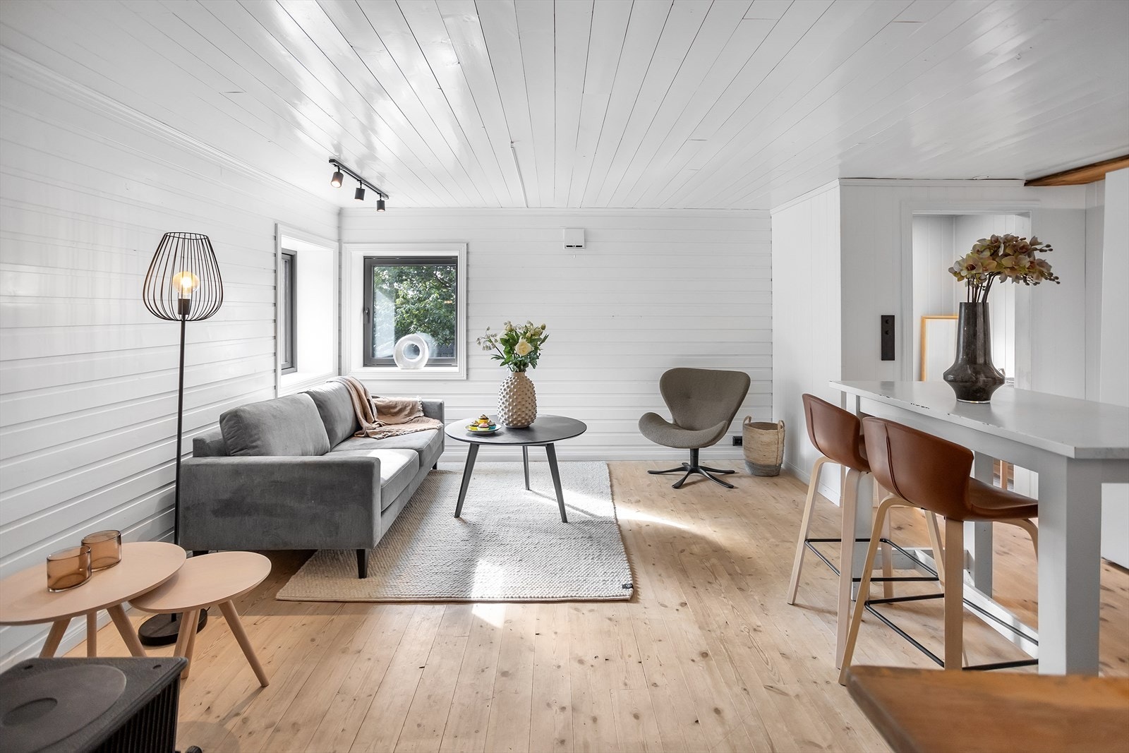 Hybelen i underetasjen har egen stue/kjøkken, to soverom og bad, og byr på gode muligheter for utleie. Galleribilde