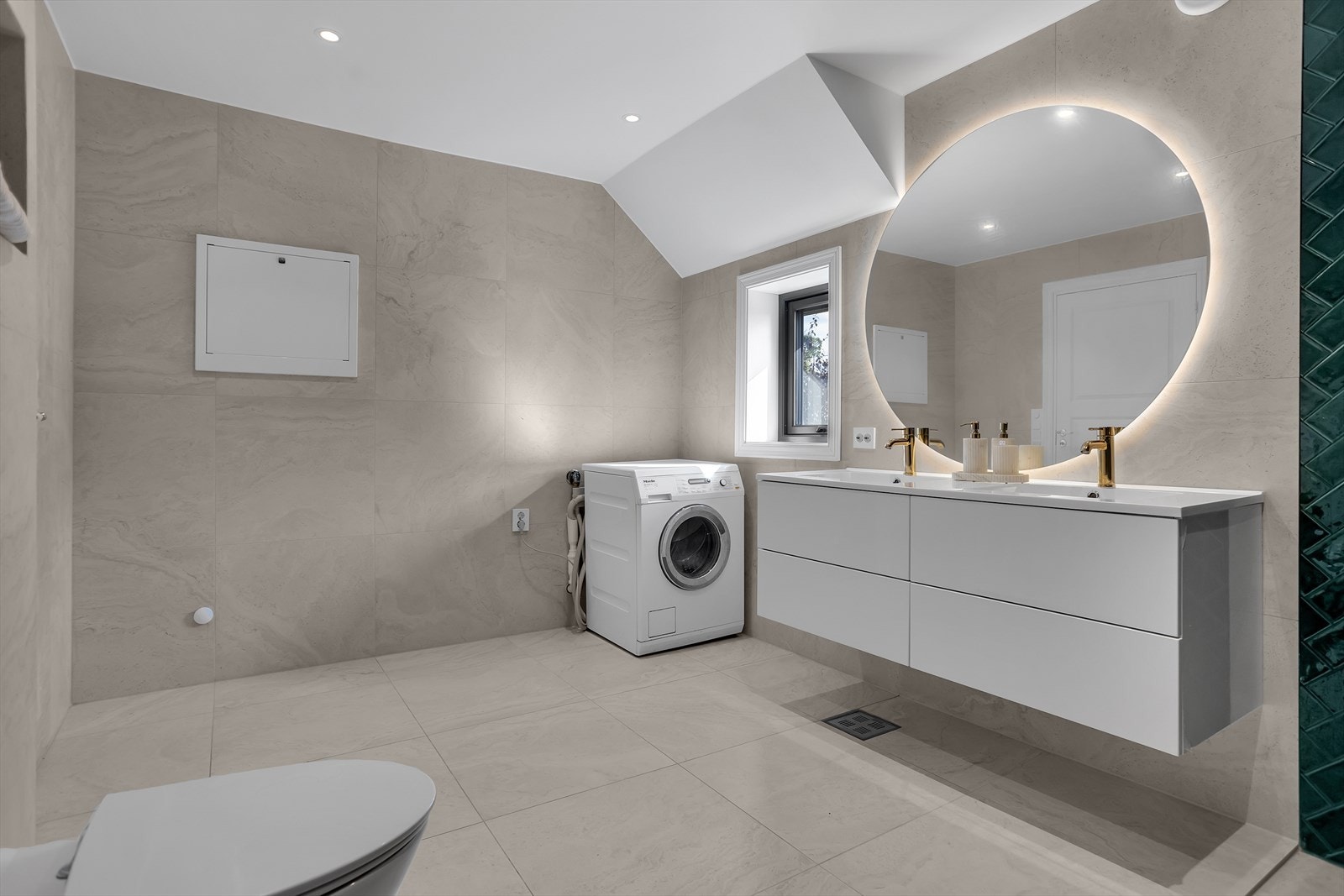 Badet har god plass til vaskeromsinnredning, samt plass til både vaskemaskin og tørketrommel. Galleribilde