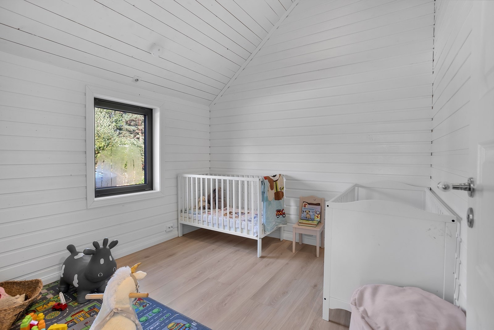 Soverom 2 er også av god størrelse, med plass til seng, oppbevaring og øvrig møblering. Galleribilde