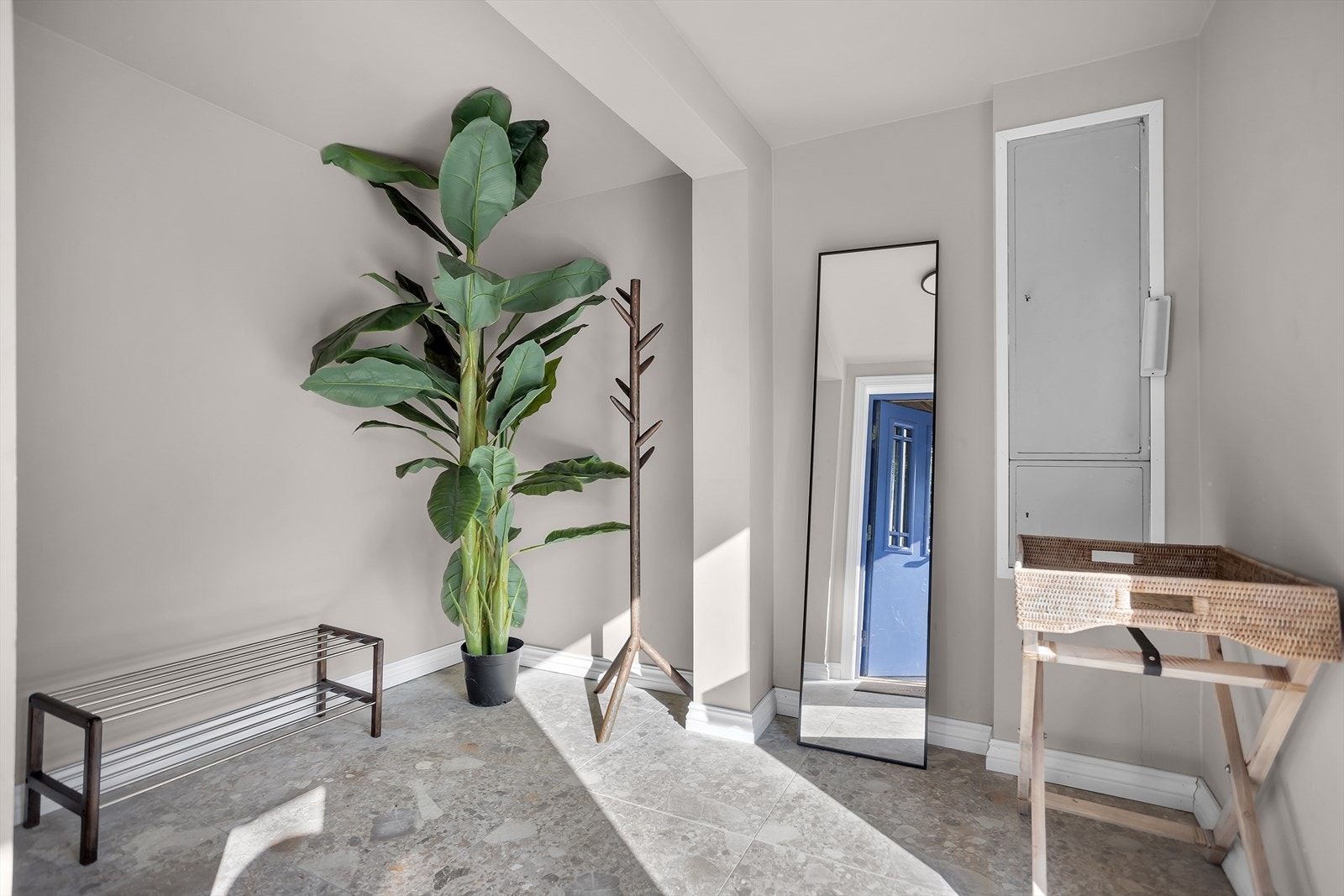 Lys og romslig gang med flislagt gulv og god plass til garderobe og annen oppbevaring. Galleribilde