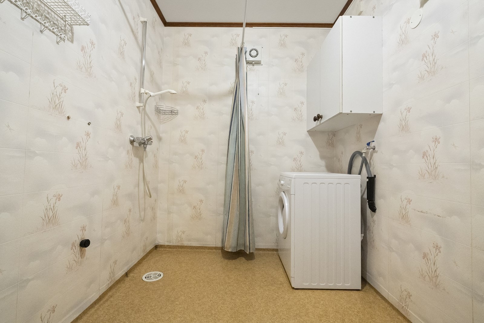 Kombinert bad og vaskerom med varmekabel i golvet. Galleribilde
