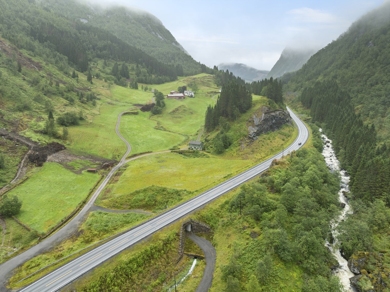 Kort veg til busstopp ved E39-Dregebø, berre 200 meter unna. Galleribilde