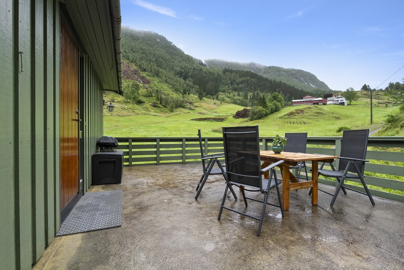 Romleg terrasse i tilknytning til inngangspartiet på hovudplan Galleribilde