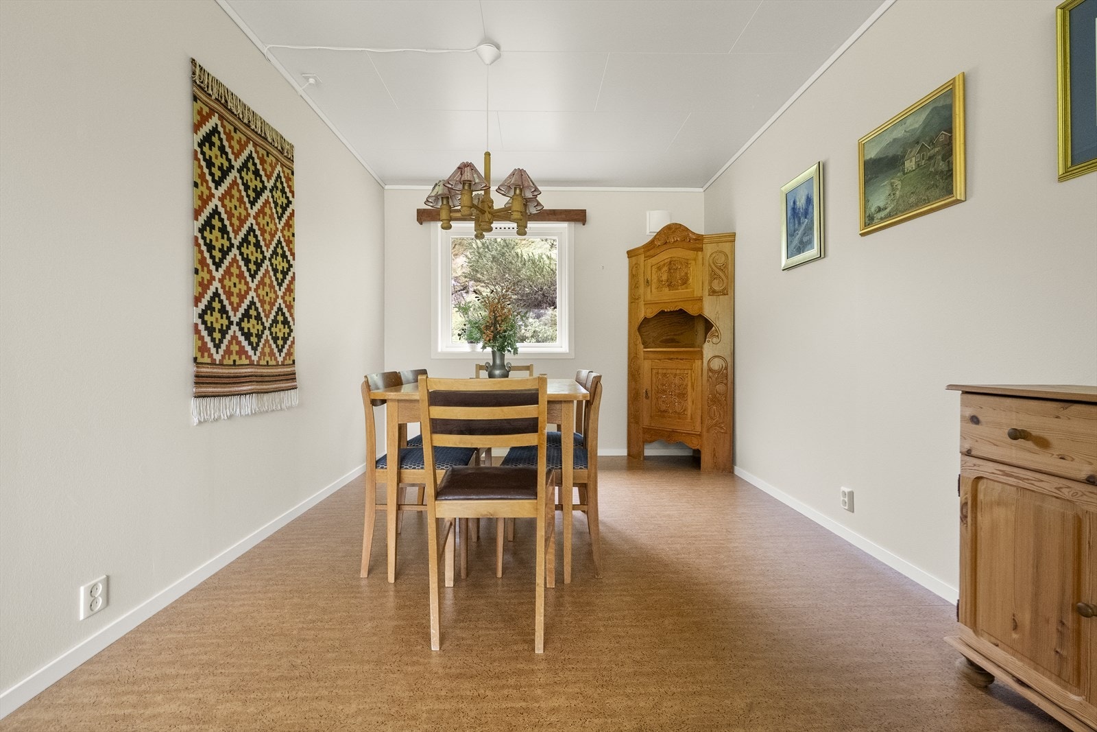 Eiga spisesone med plass til langbord. Galleribilde