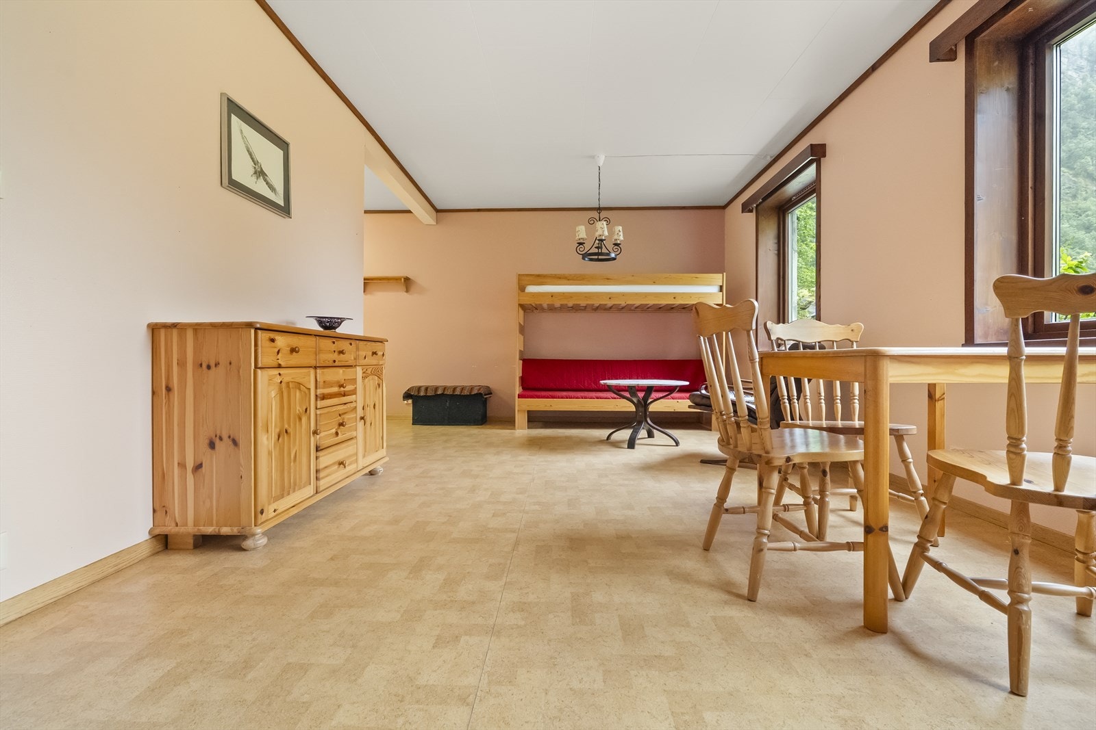Rommet er innreidd med plass til både sitjegruppe og soveplassar. Galleribilde