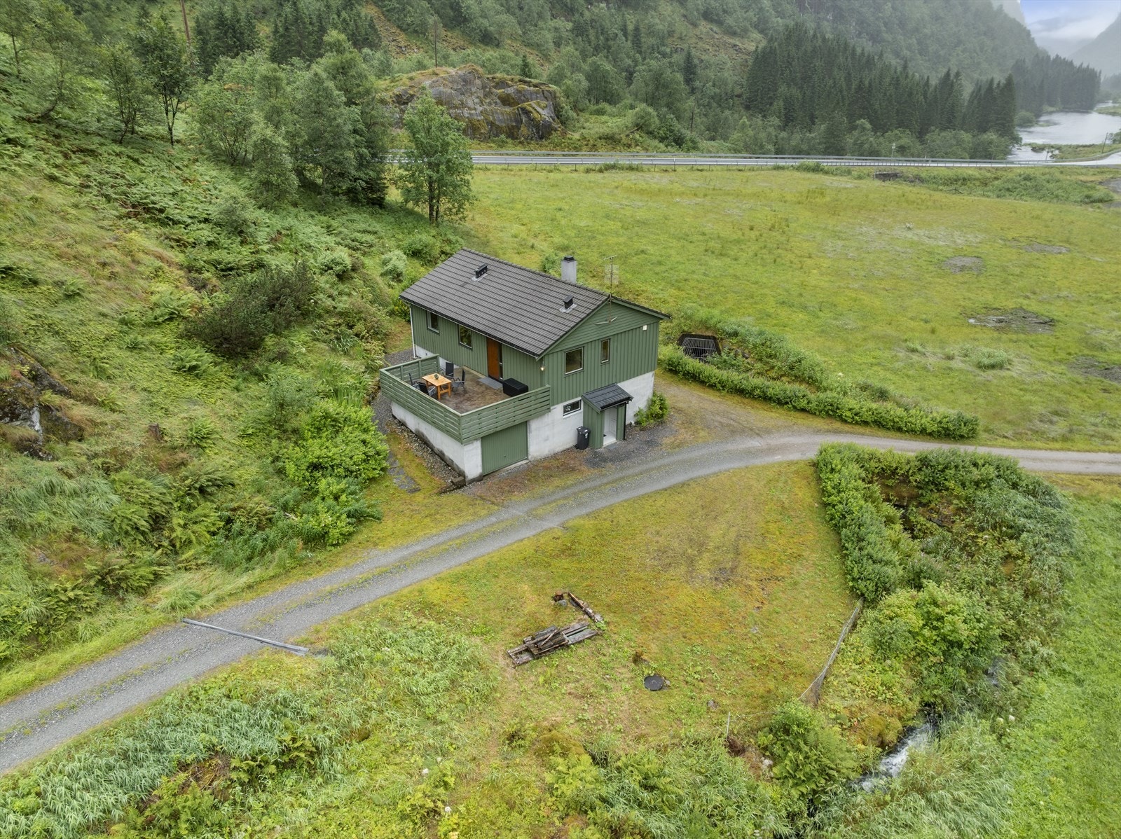 Eigedomen er utbygd med bustadhus over to plan med integrert garasje og fleire terrassar Galleribilde