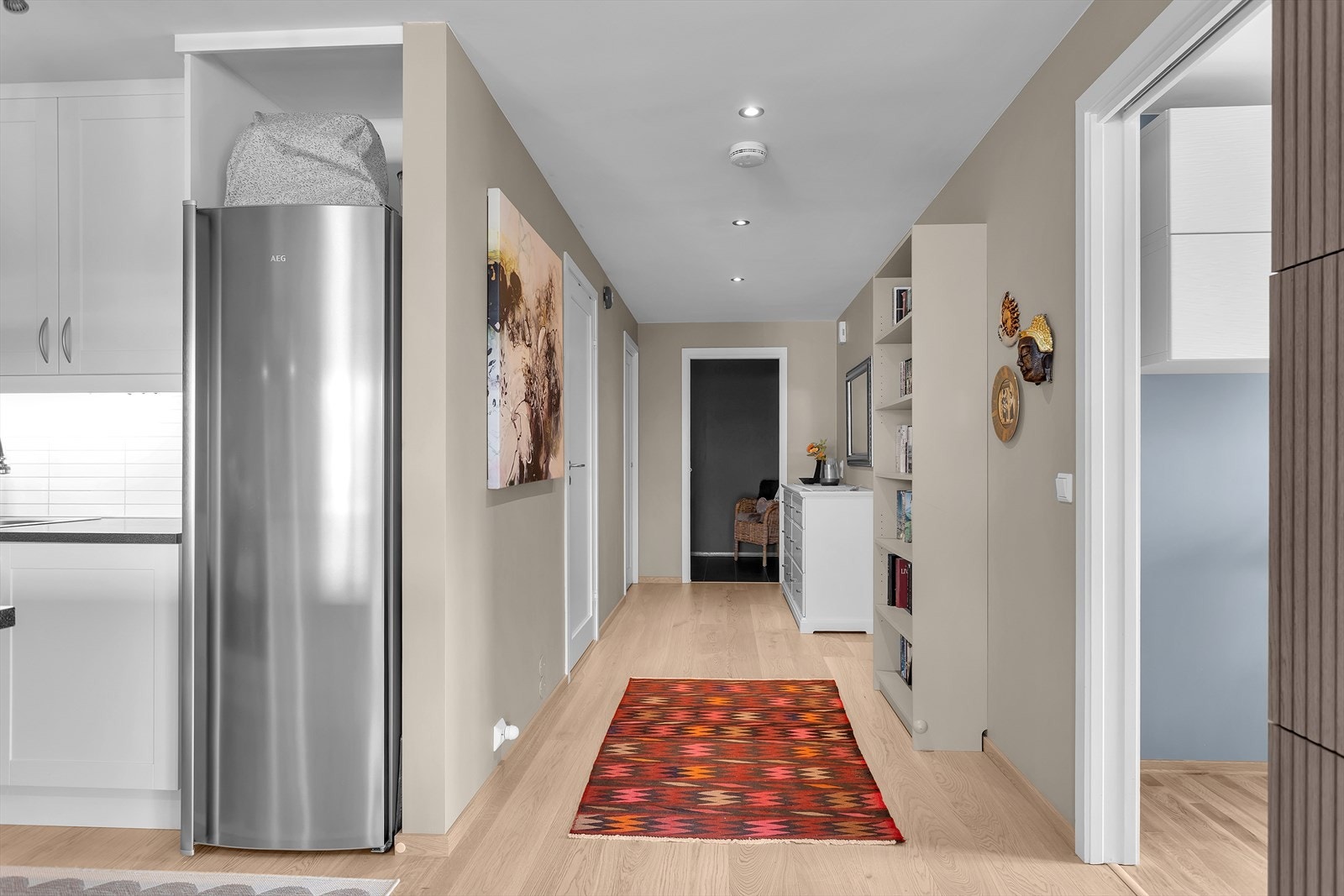 Lys og romslig gang med god plass til oppbevaring og en naturlig forbindelse mellom leilighetens ulike rom. Galleribilde