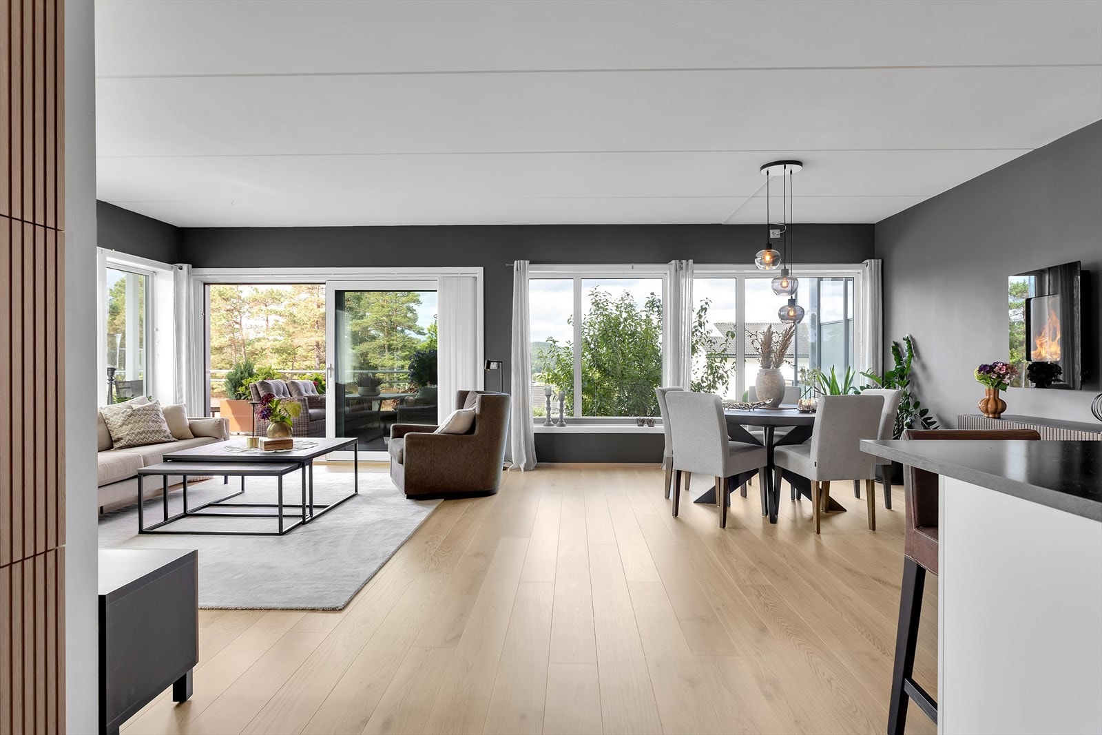 Attraktiv leilighet med flott beliggenhet i byggets ende, gode uteplasser og et lyst og innbydende uttrykk. Galleribilde