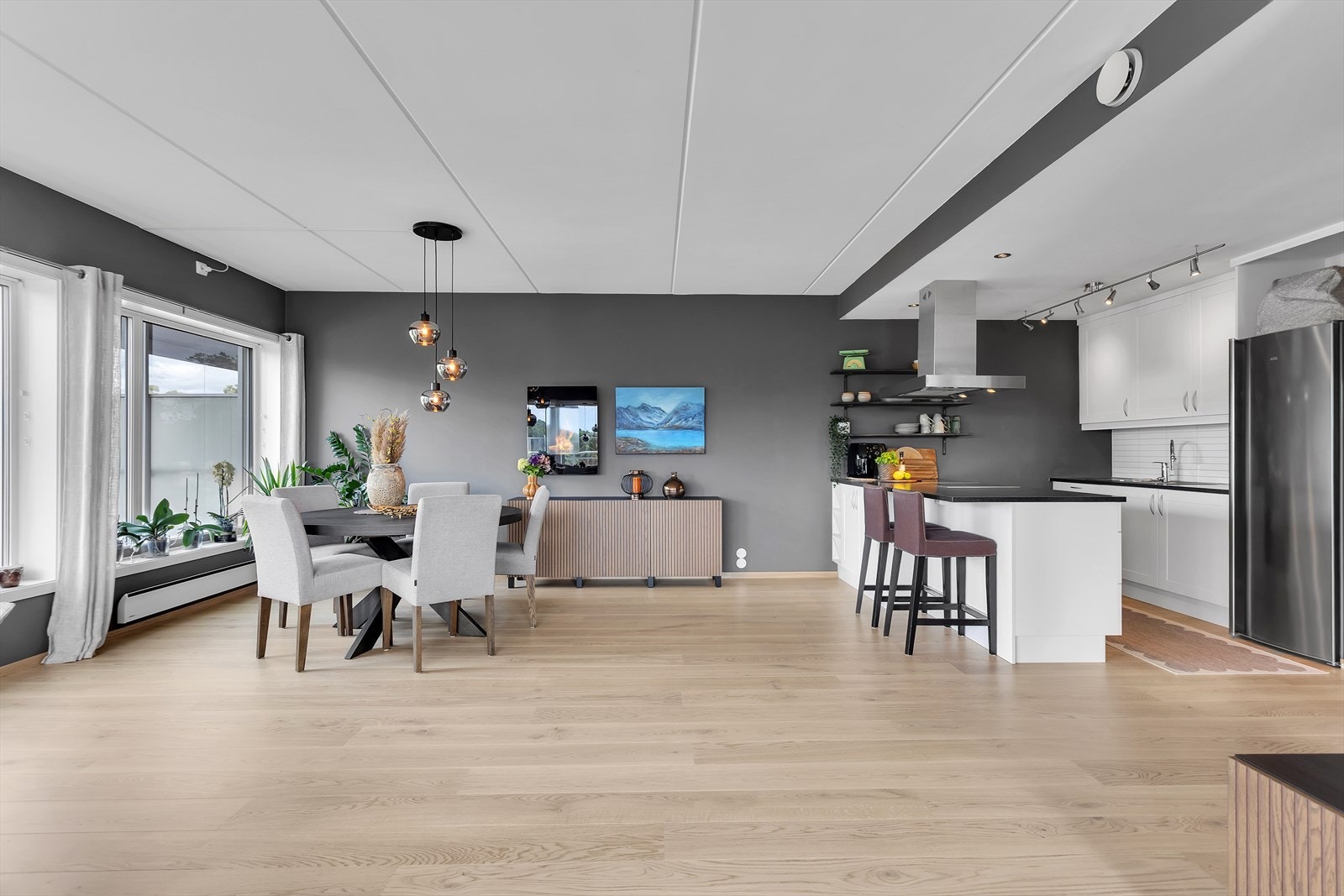 Romslig spiseplass i åpen løsning mot kjøkkenet, med god plass til et stort spisebord og en sosial planløsning. Galleribilde