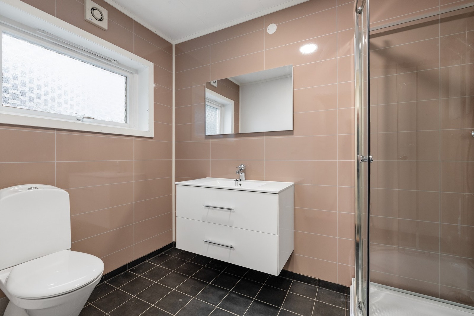Utleiedel. Bad/vaskerom nylig ferdigstilt etter renovering Galleribilde