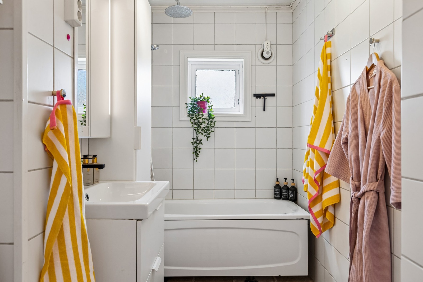 Pent flislagt bad som holder god standard. Galleribilde