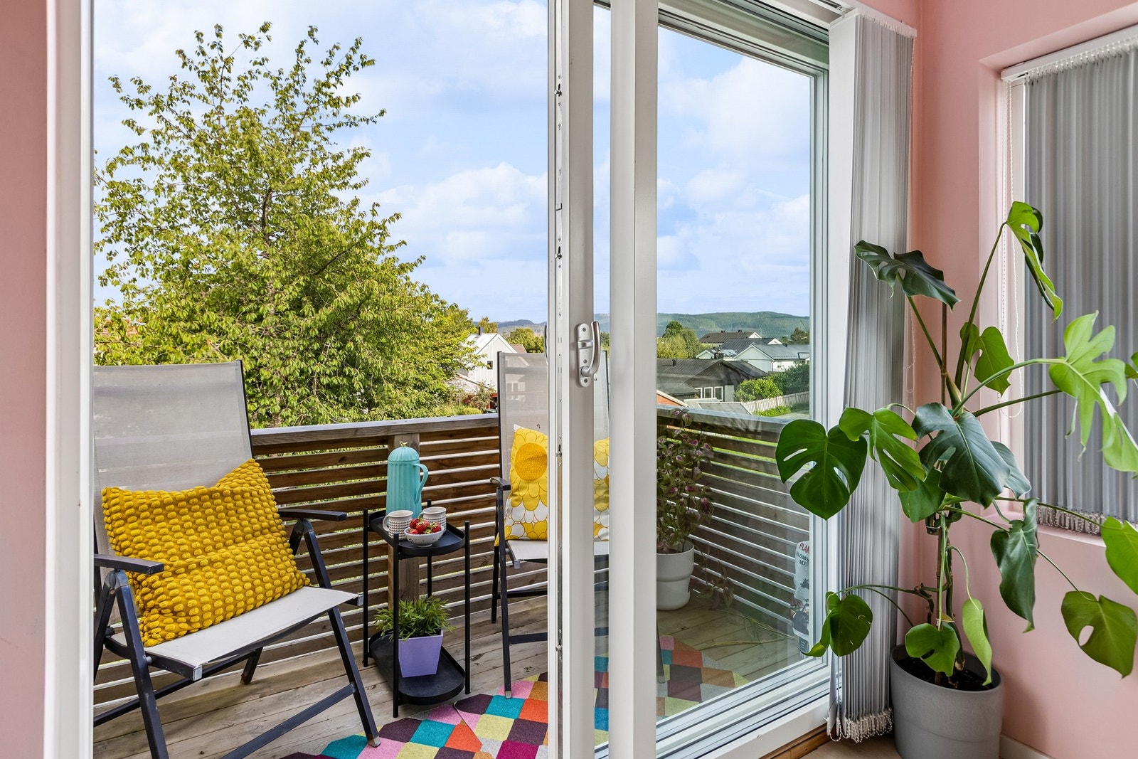 Balkongen gir en hyggelig uteplass med rom for sittemøbler og avslapning. Galleribilde