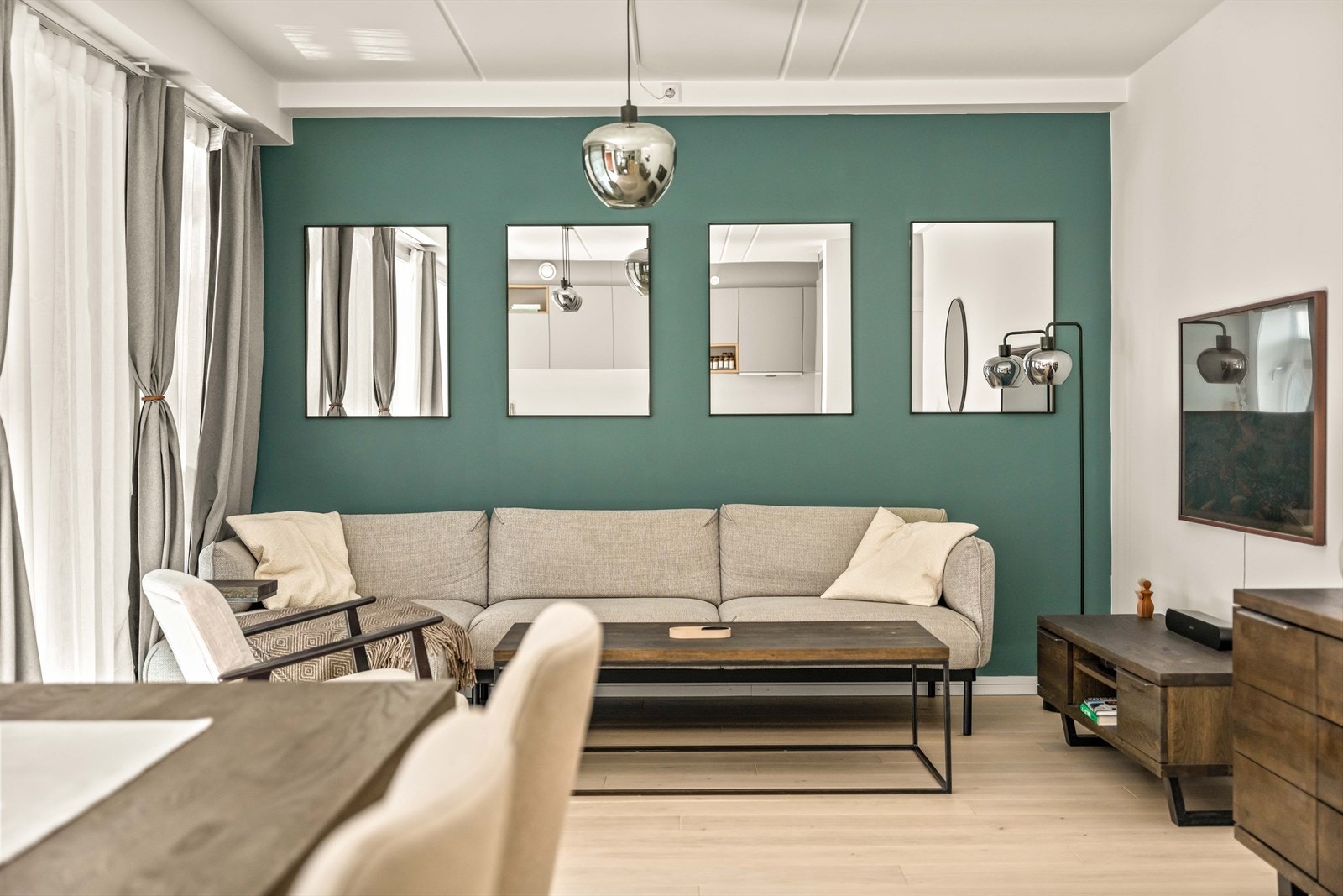 Elegant oppholdsrom med trendy kontrastvegg som skaper karakter og dybde. Galleribilde