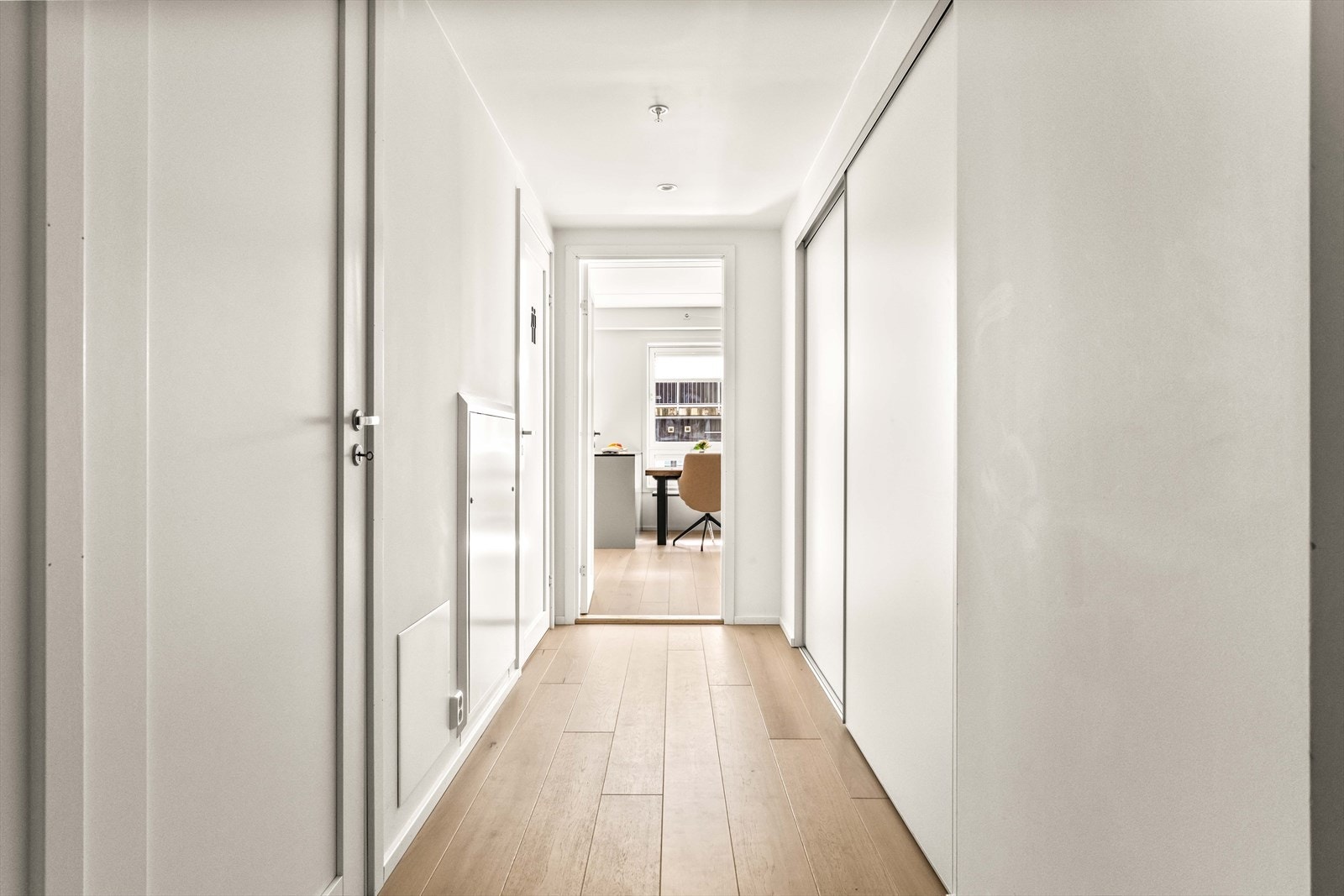 Det er god plass til oppbevaring i skyvedørsgarderobe i gangen. Galleribilde