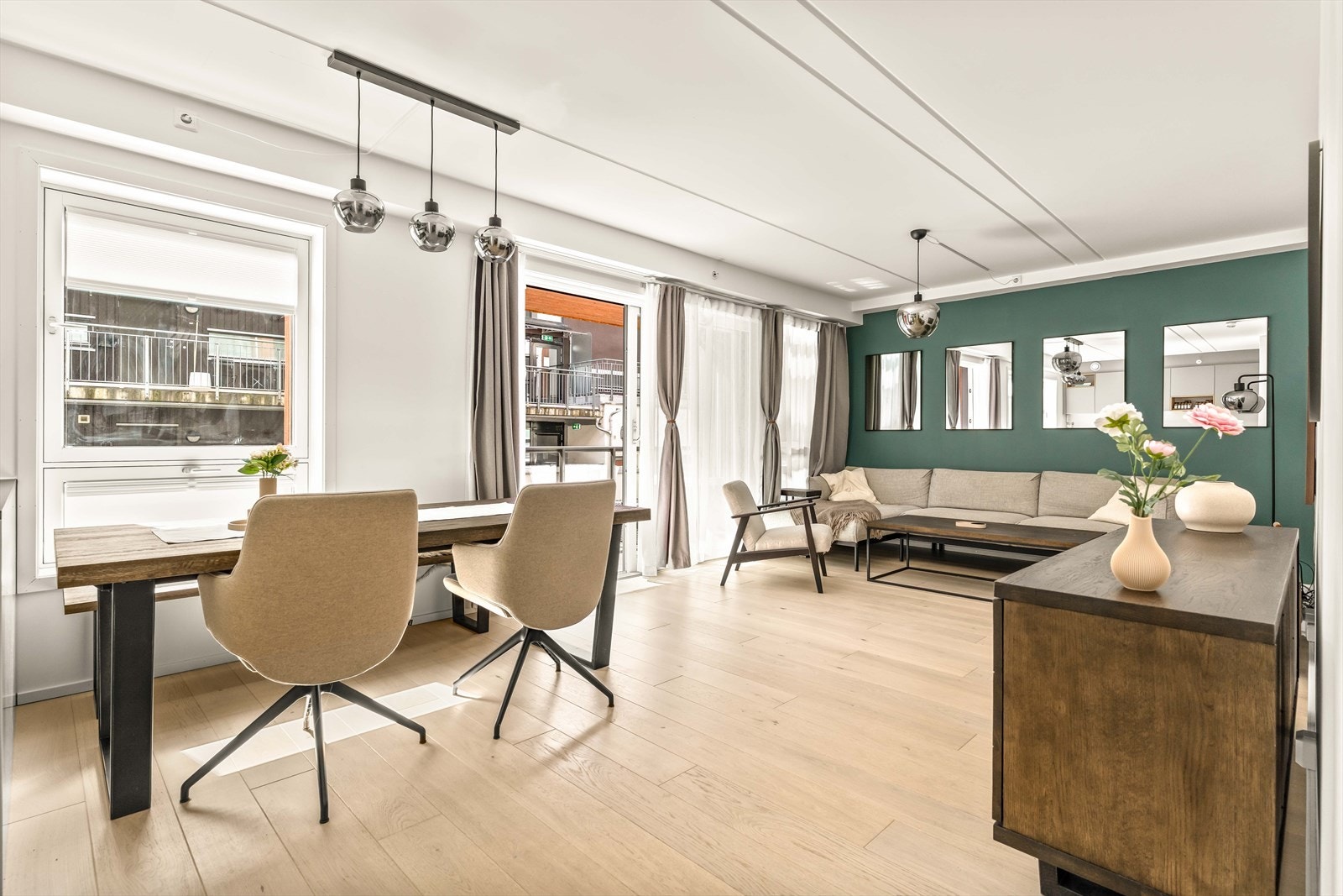 Lys og luftig stue med store vindusflater som slipper inn rikelig med dagslys - et perfekt rom for både avslapning og sosiale sammenkomster. Galleribilde