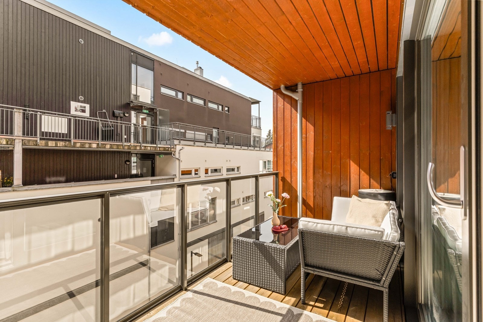 Sydvendt, overbygget balkong med moderne uttrykk - perfekt for sene sommerkvelder. Galleribilde