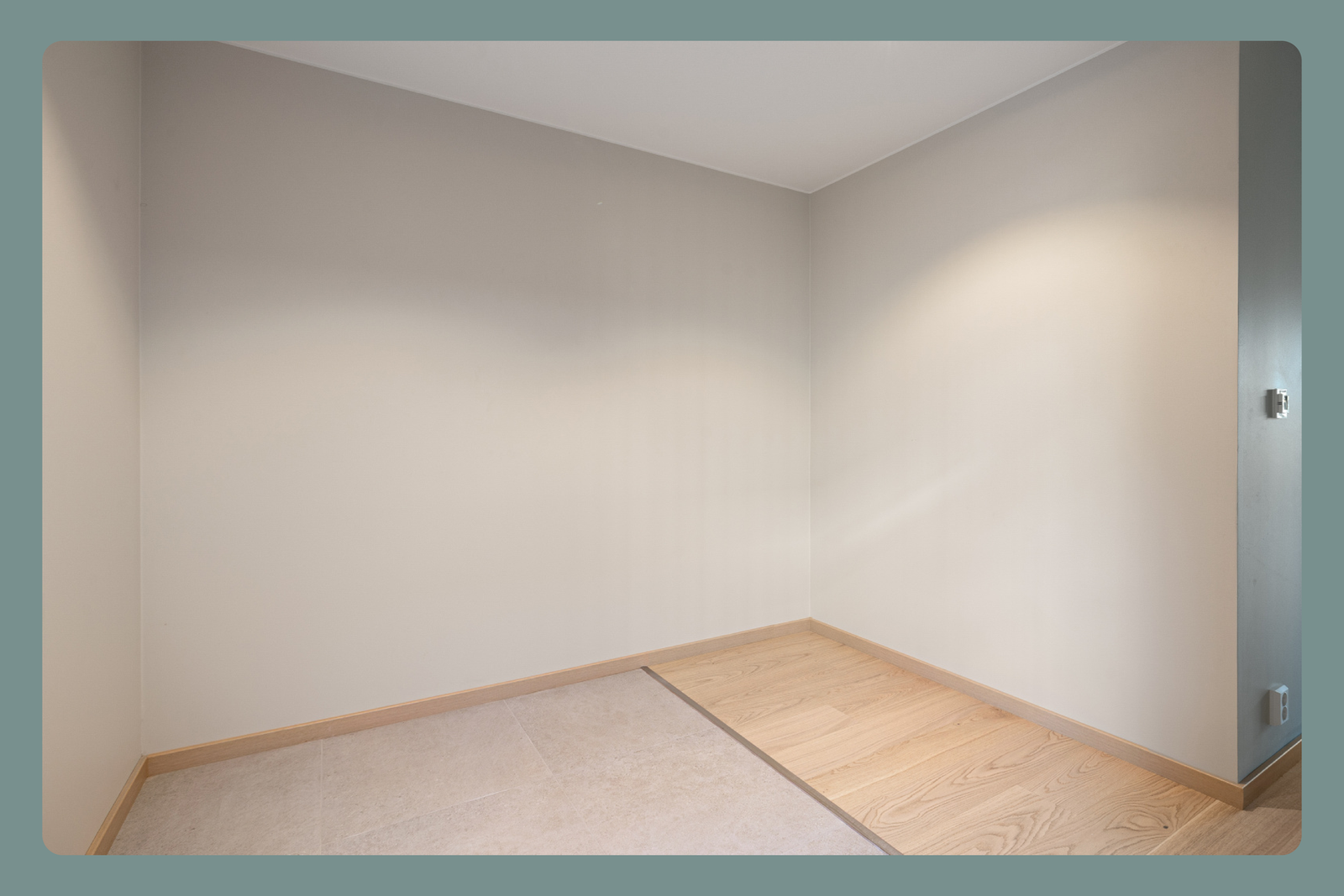Innbydende og romslig inngangsparti med god plass til rikelig med oppbevaring. Galleribilde