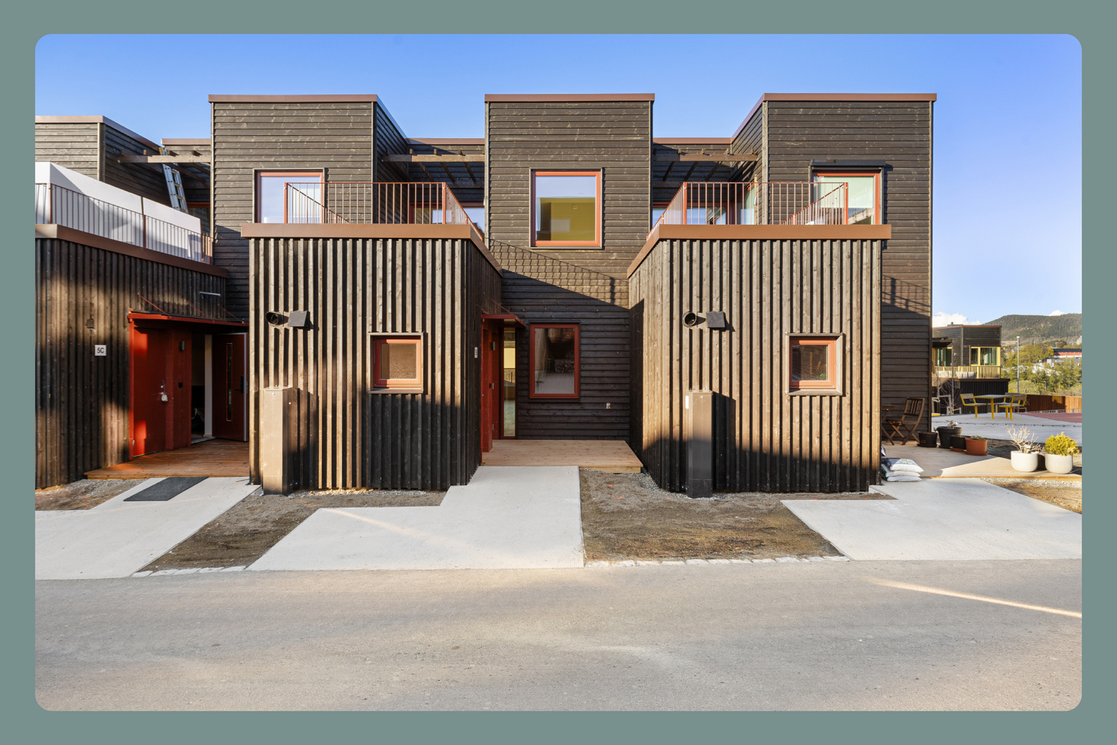 EiendomsMegler 1 ved Tara Fagerstad har gleden av å presentere et splitter nytt rekkehus med mulighet for uteleiedel på Overvik! Foto: Julian Nonstad v/Nonstad Foto Galleribilde