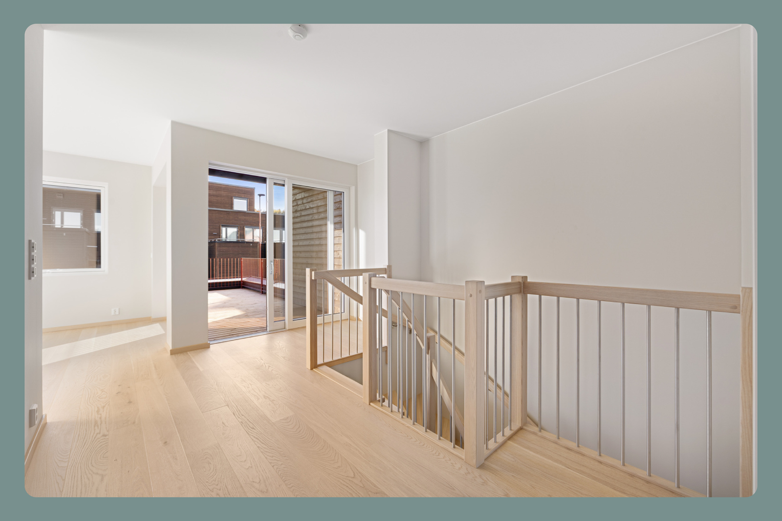 Rikelig lysinnslipp. Fra loftstuen har man direkte utgang til en herlig terrasse mot sør. Galleribilde