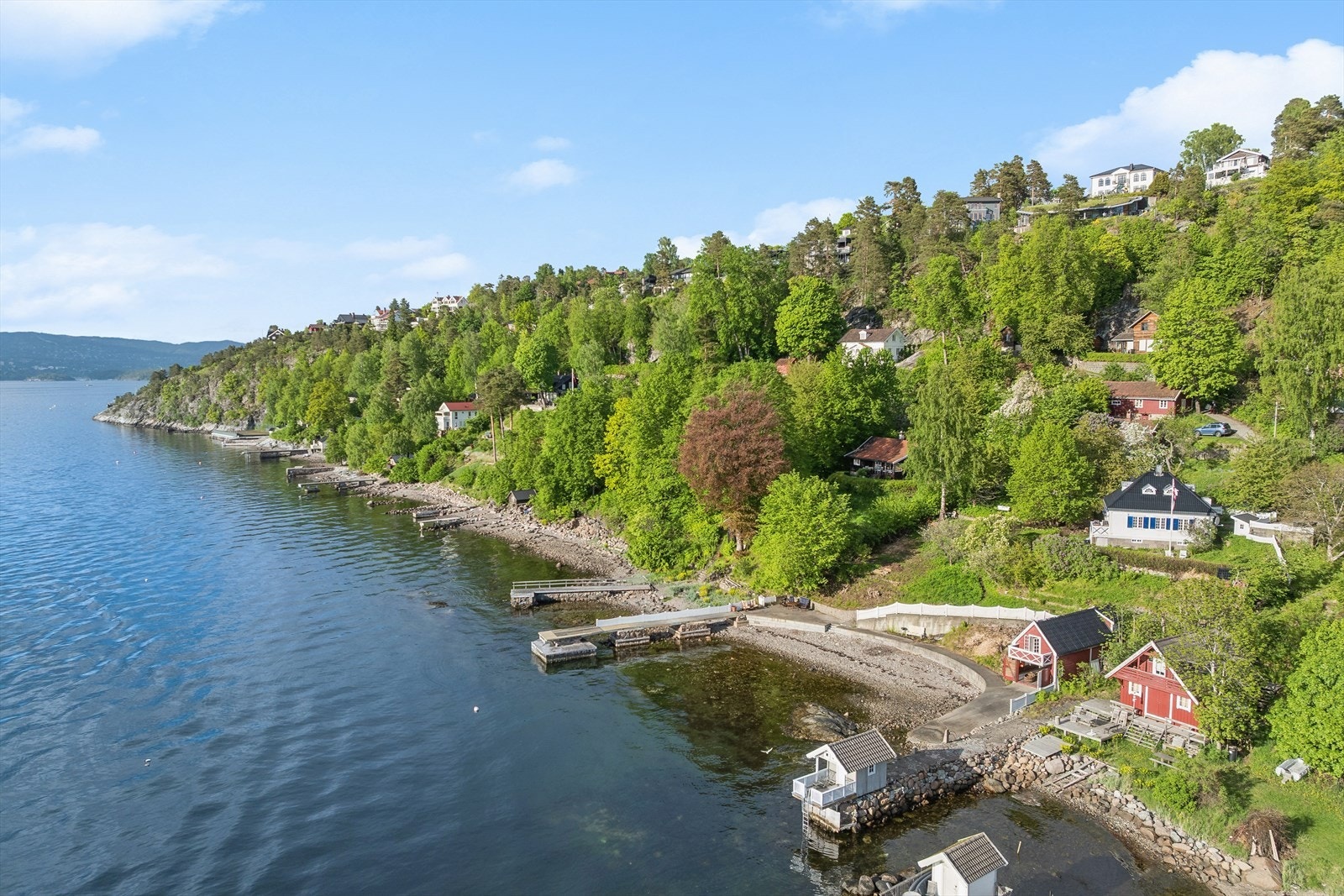 Nesoddens kyststi, som strekker seg rundt hele halvøya, går like ved eiendommen. Galleribilde