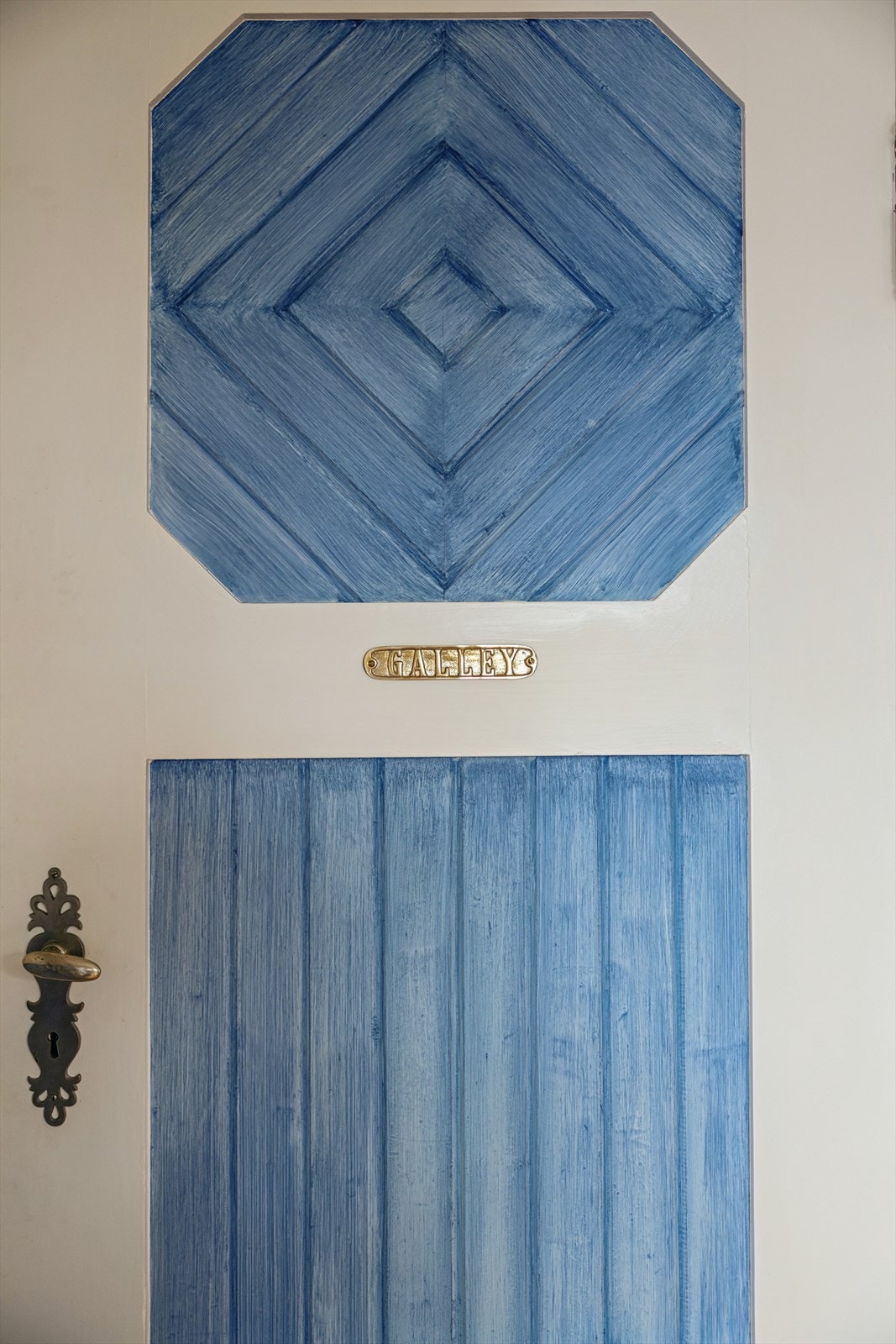 Detalj fra en av hyttas malte tredører. Galleribilde