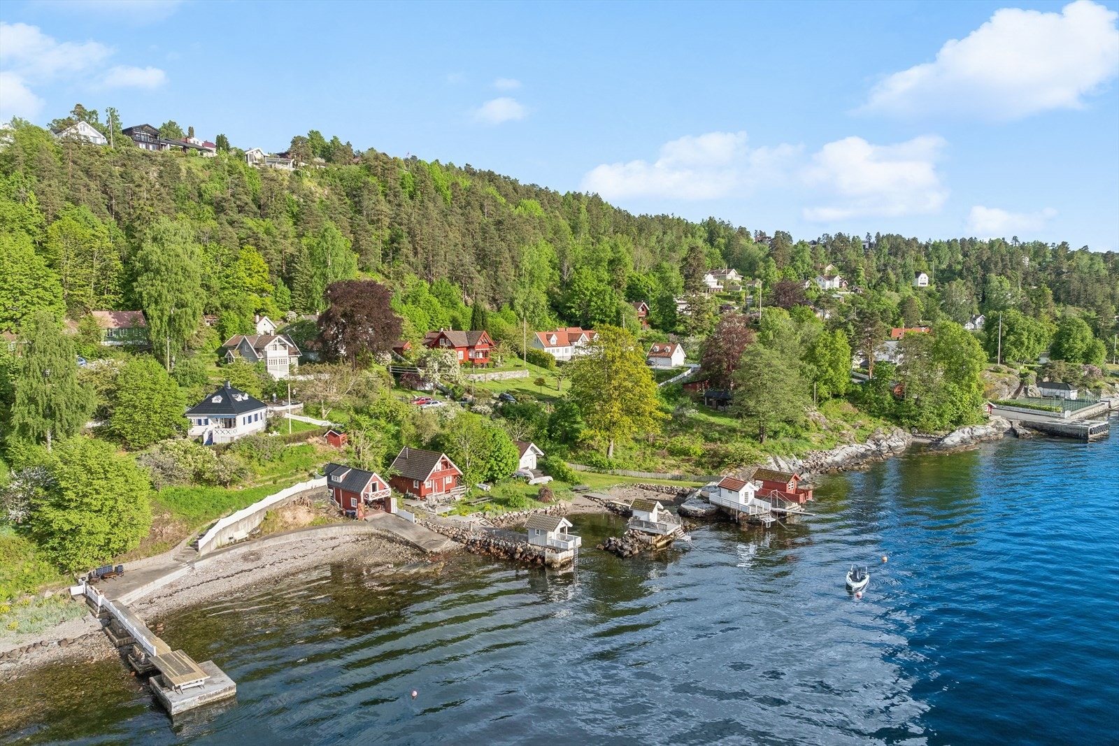 Eiendommen ligger idyllisk til på Flaskebekk, på Nesoddens vestside. Galleribilde
