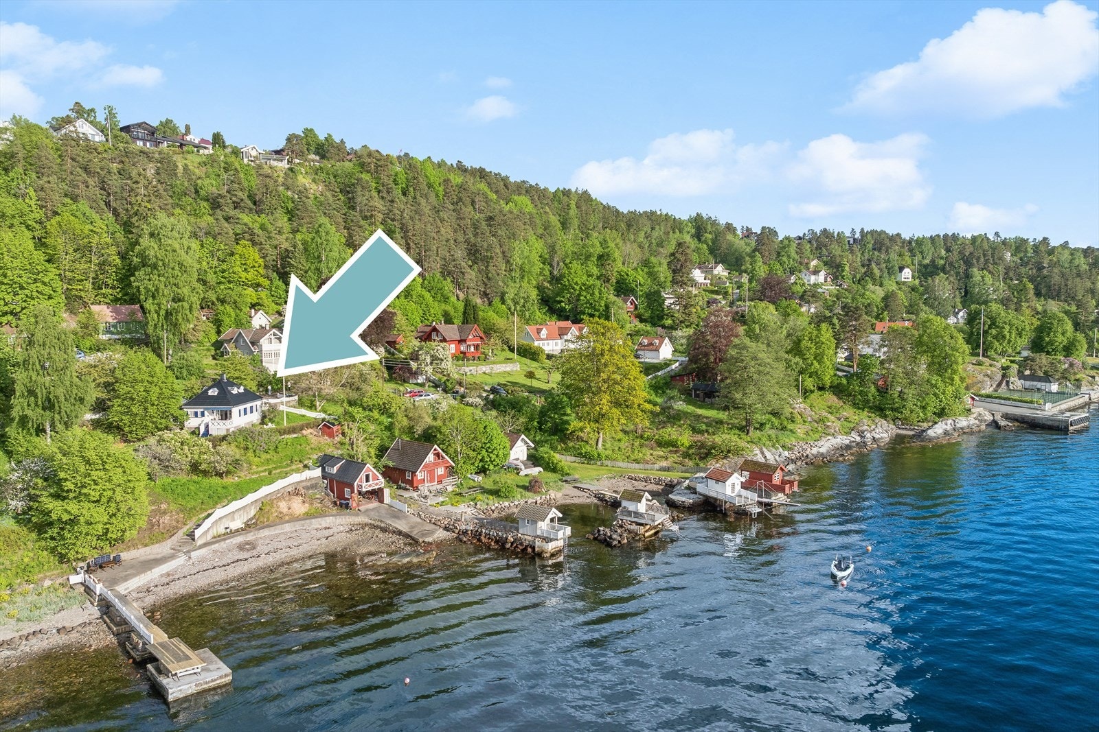 Velkommen til Nordveien 18. Strandeiendom på ca 1,7 mål med brygge og båthus. En kort båttur unna hovedstaden. Galleribilde
