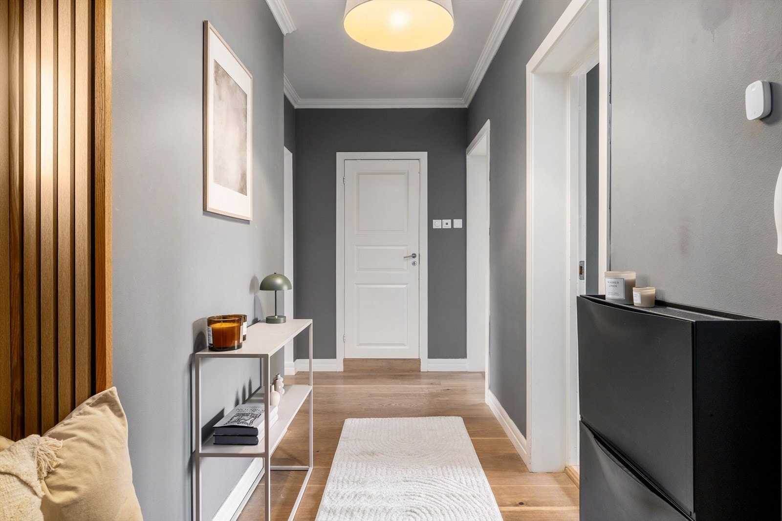 Entré med plass til å henge av seg ytterklær og sko. Galleribilde