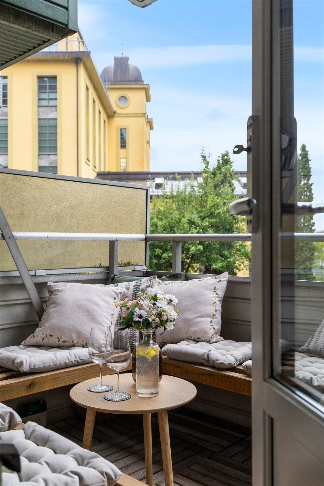 Hyggelig utsyn mot frodig grøntareal. Galleribilde