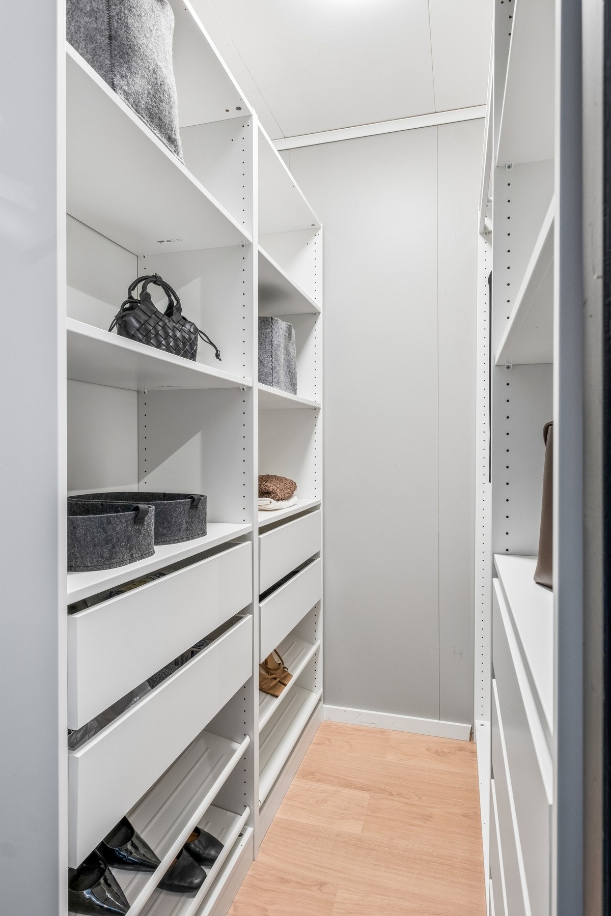 Praktisk innvendig bod som blir brut som walk- in- closet gir ekstra oppbevaringsplass i boligen. Galleribilde
