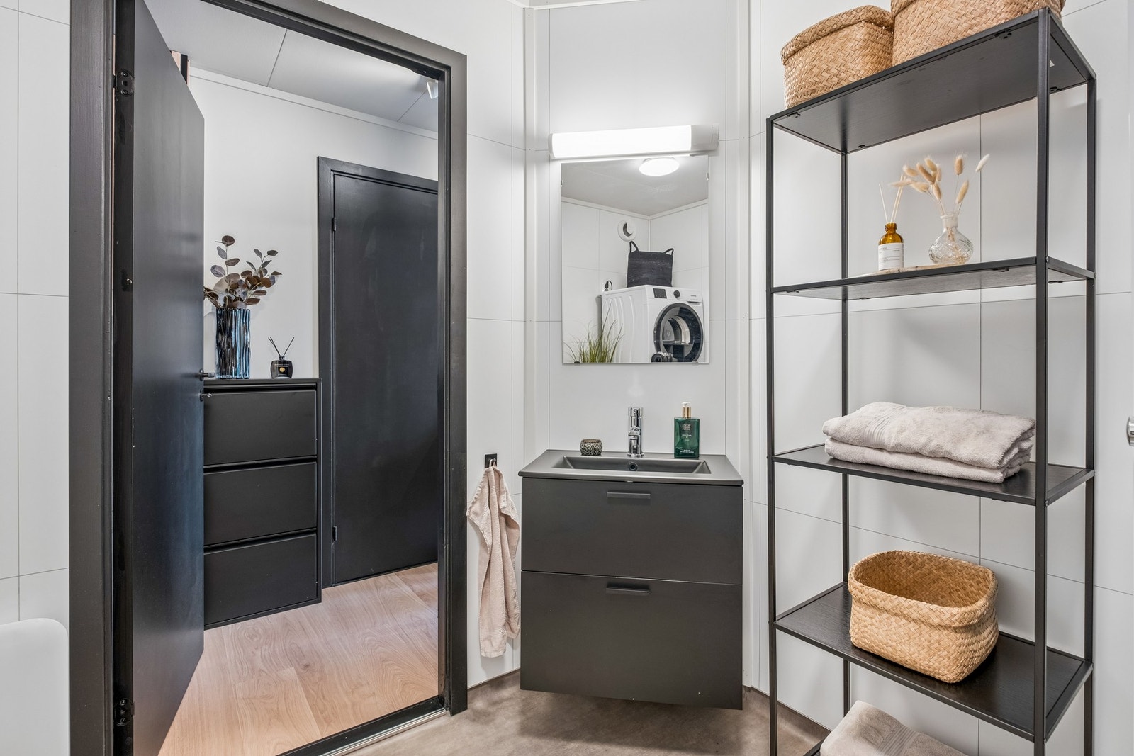 Baderommet har god oppbevaringsplass og fremstår ryddig og innbydende. Galleribilde