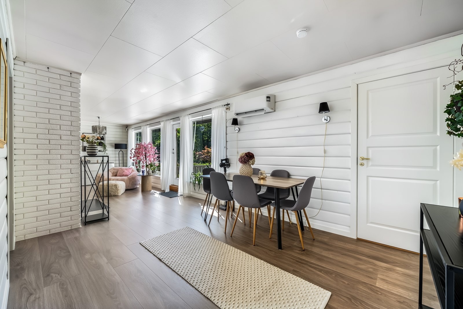 Lyst stueområde med nytt laminat gulv fra 2026 Galleribilde