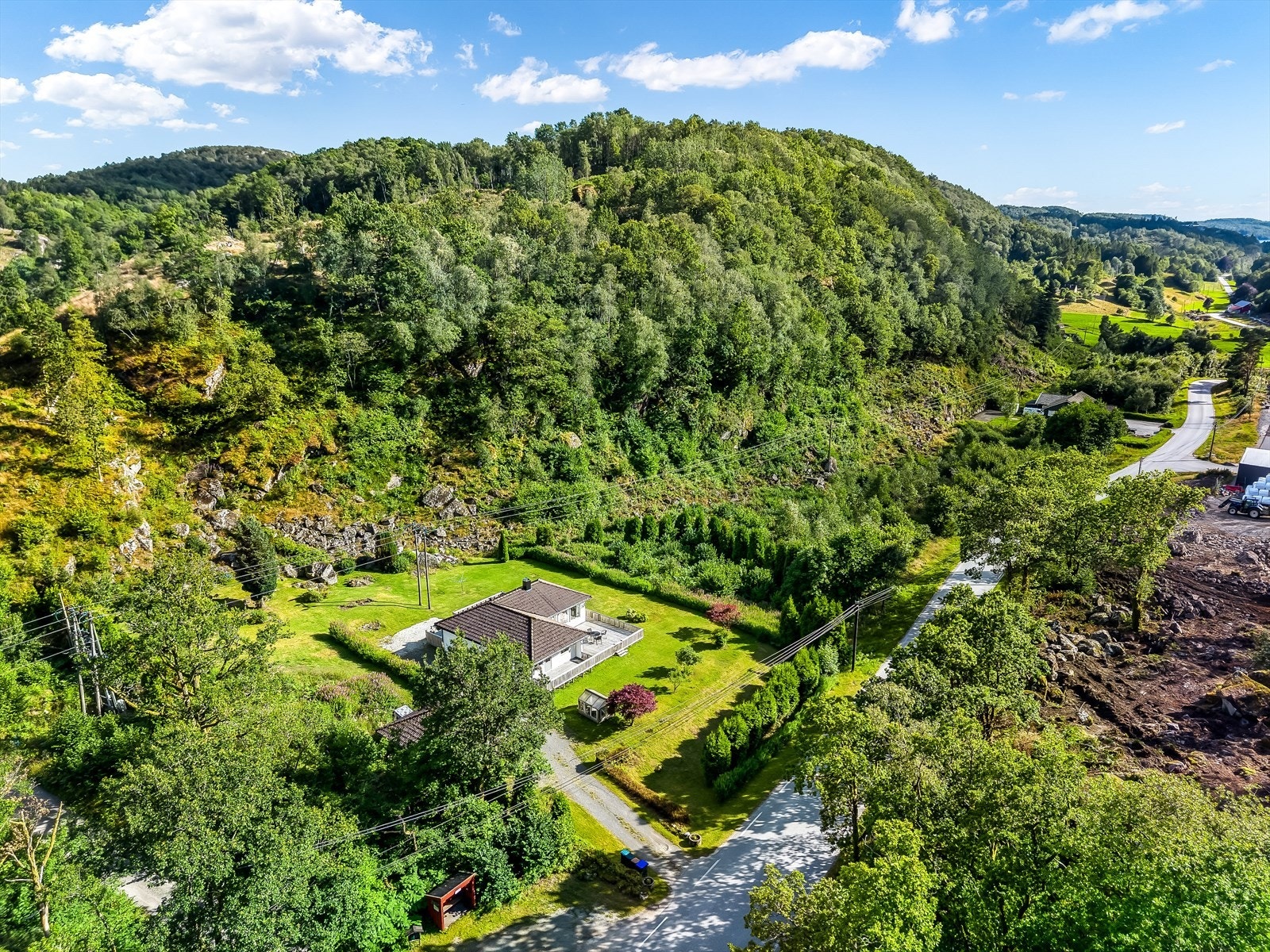 Dronefoto - Bussholdeplass med retning Lyngdal sentrum sett nede til venstre i bilde Galleribilde