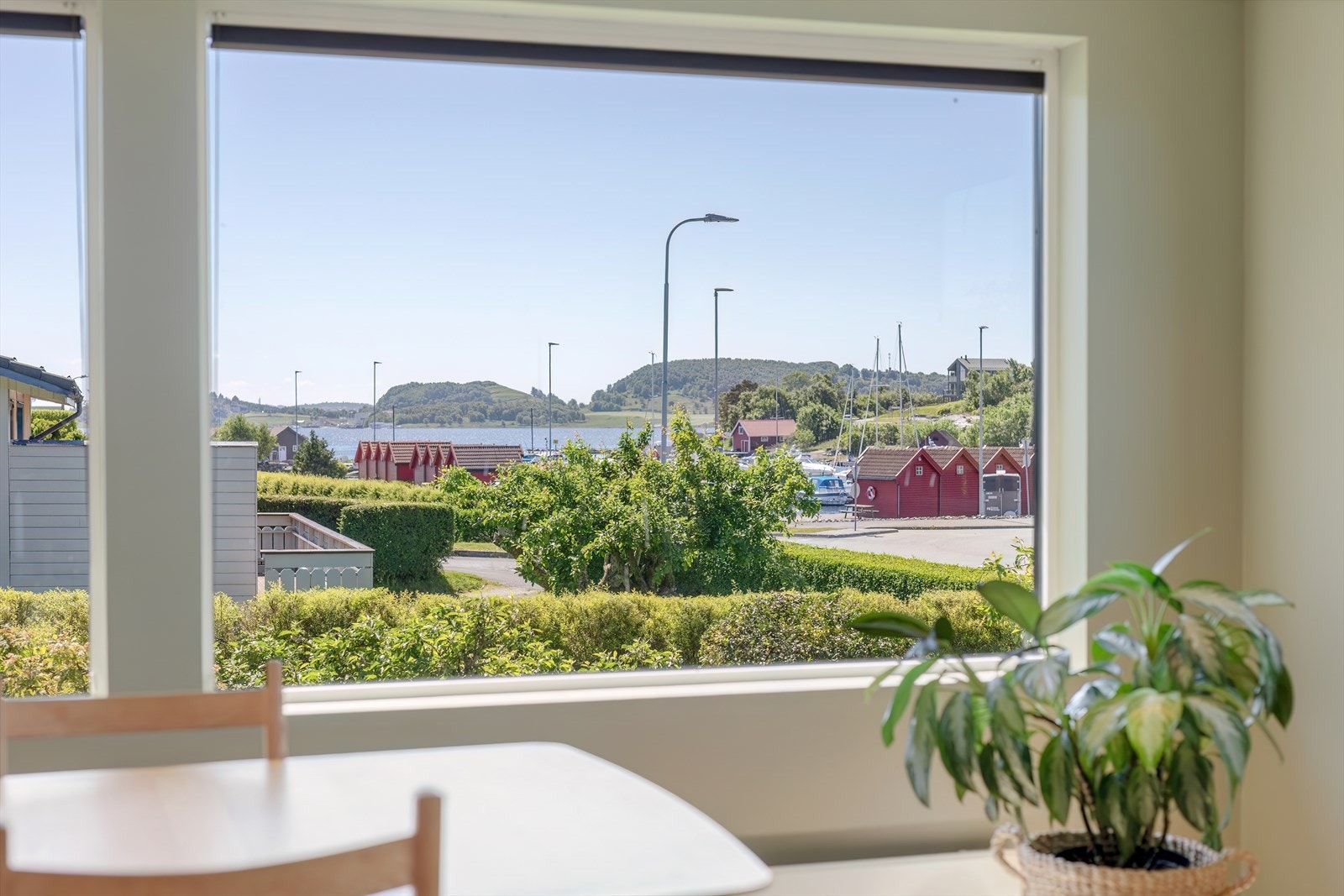 Stue - flott utsikt mot fjorden Galleribilde