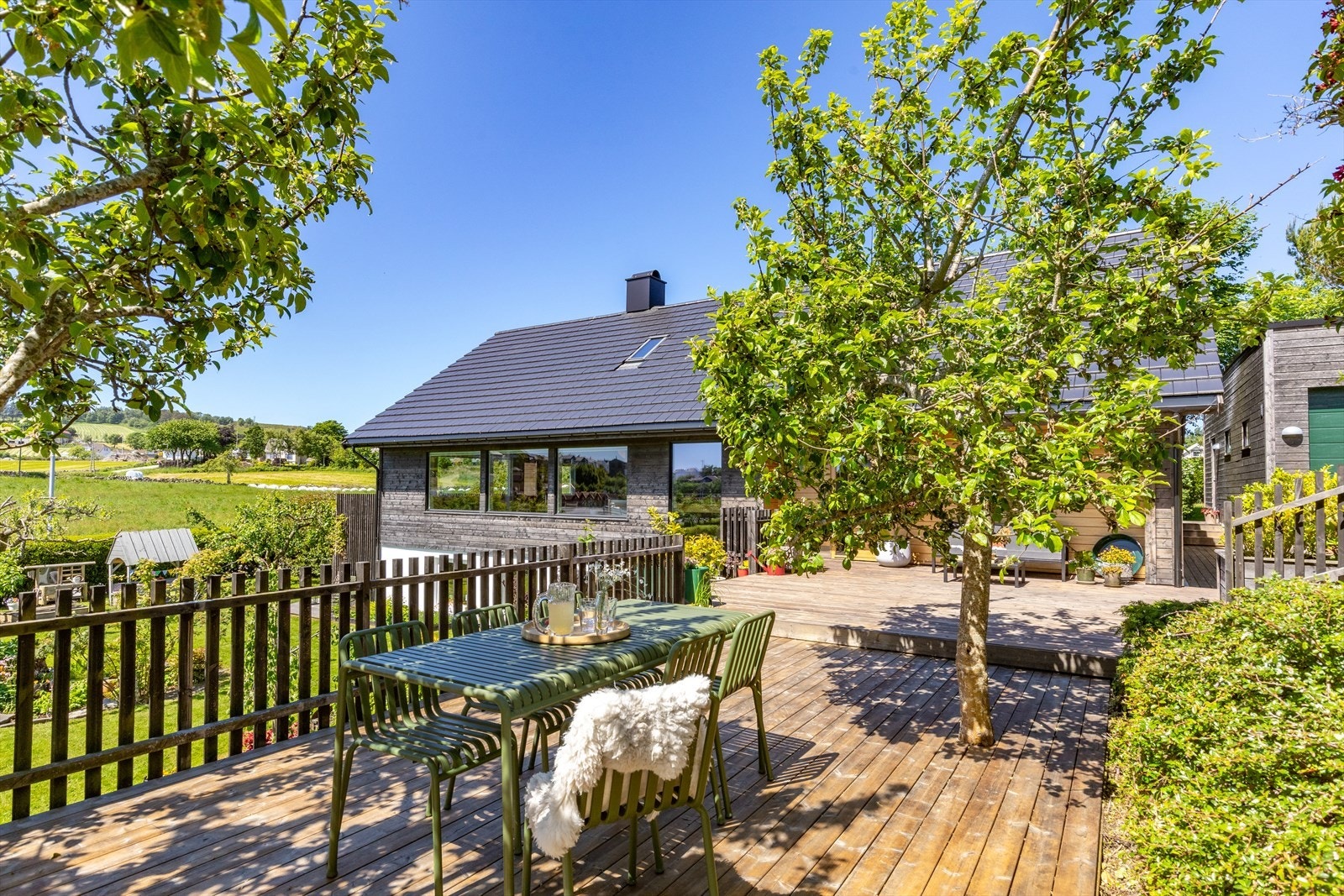 Terrasse - eiendommen har en rekke terrasser over flere nivåer. Her kan en velge om en vil følge solen, eller sitte i skyggen bak flotte frukttrær. Galleribilde