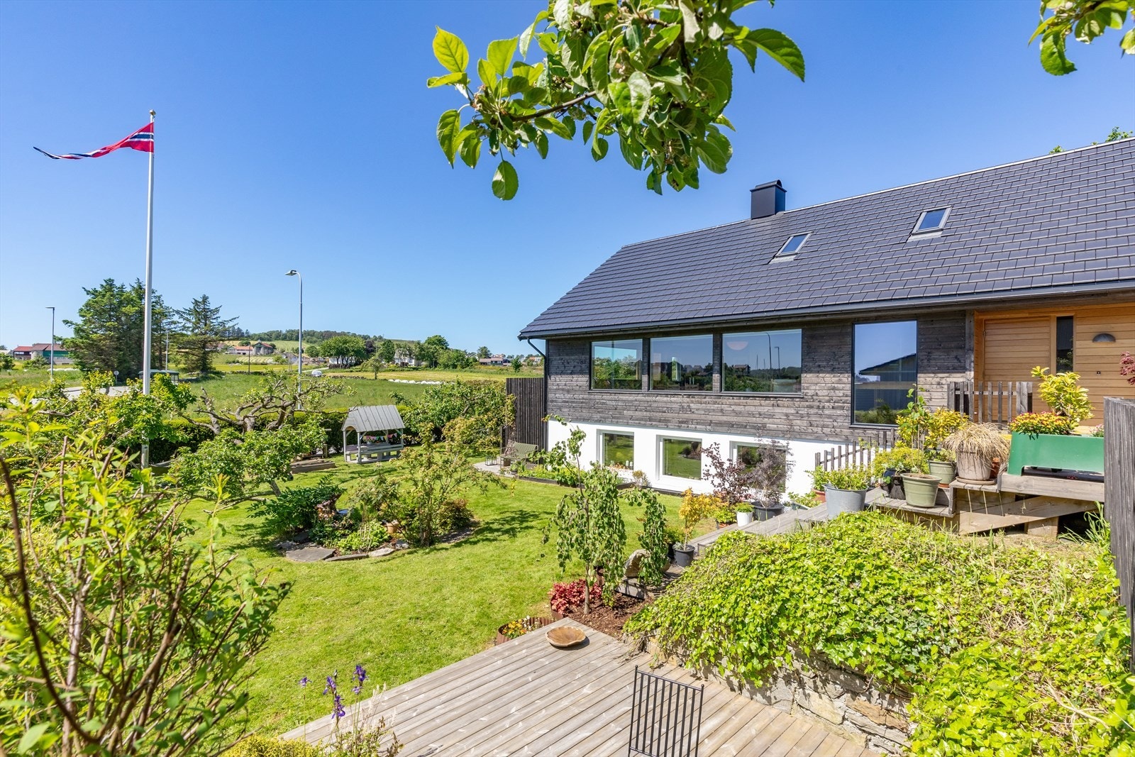 Terrasse/hage - eiendommen er beplantet med epletrær, plommetrær m.m Galleribilde