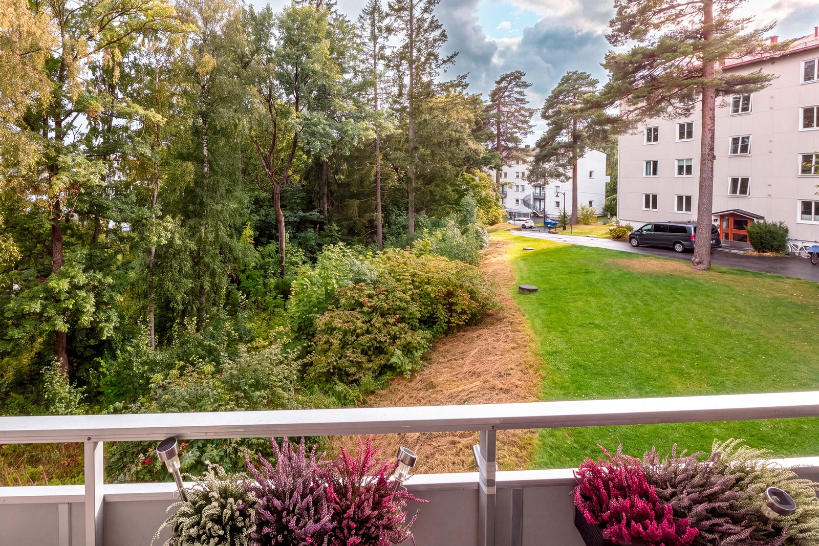 Hyggelig utsyn mot grønne fellesområder. Galleribilde
