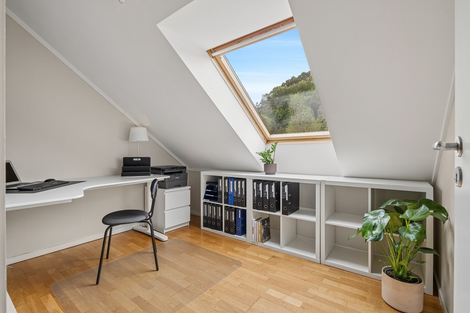 Kontor/bod av meget god størrelse med takvindu Galleribilde