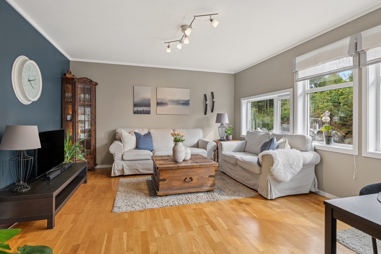 Her er det god plass til en romslig sofagruppe, noe som legger til rette for hyggelige stunder med familie og venner Galleribilde