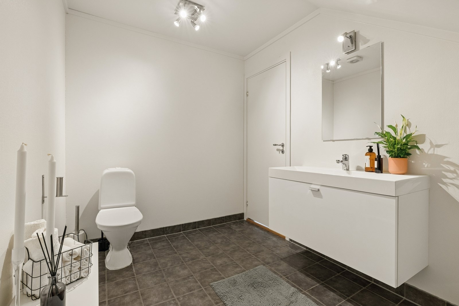 Badet er utstyrt med varmekabler i gulvet Galleribilde