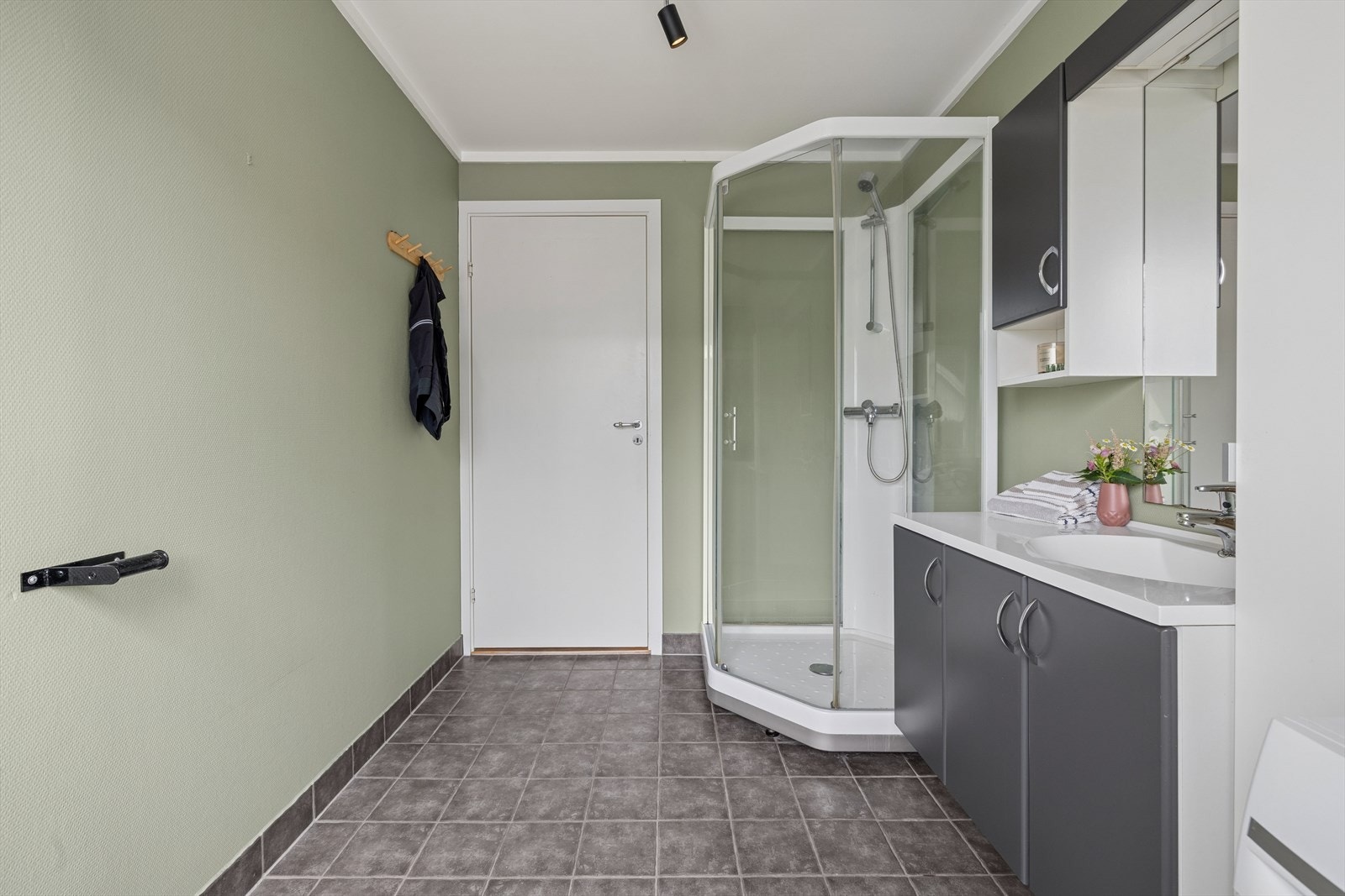 Badet er utstyrt med varmekabler i gulvet Galleribilde