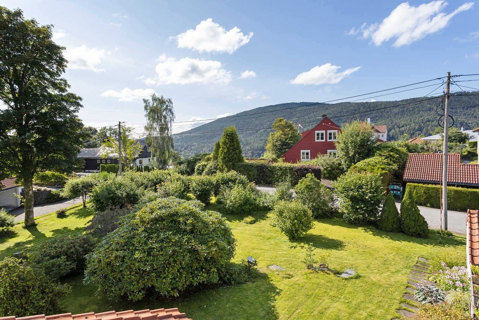 Eiendommen har en attraktiv og etablert beliggenhet på Paradis i Bergen, i et rolig og etterspurt villastrøk bestående hovedsakelig av eneboliger. Galleribilde