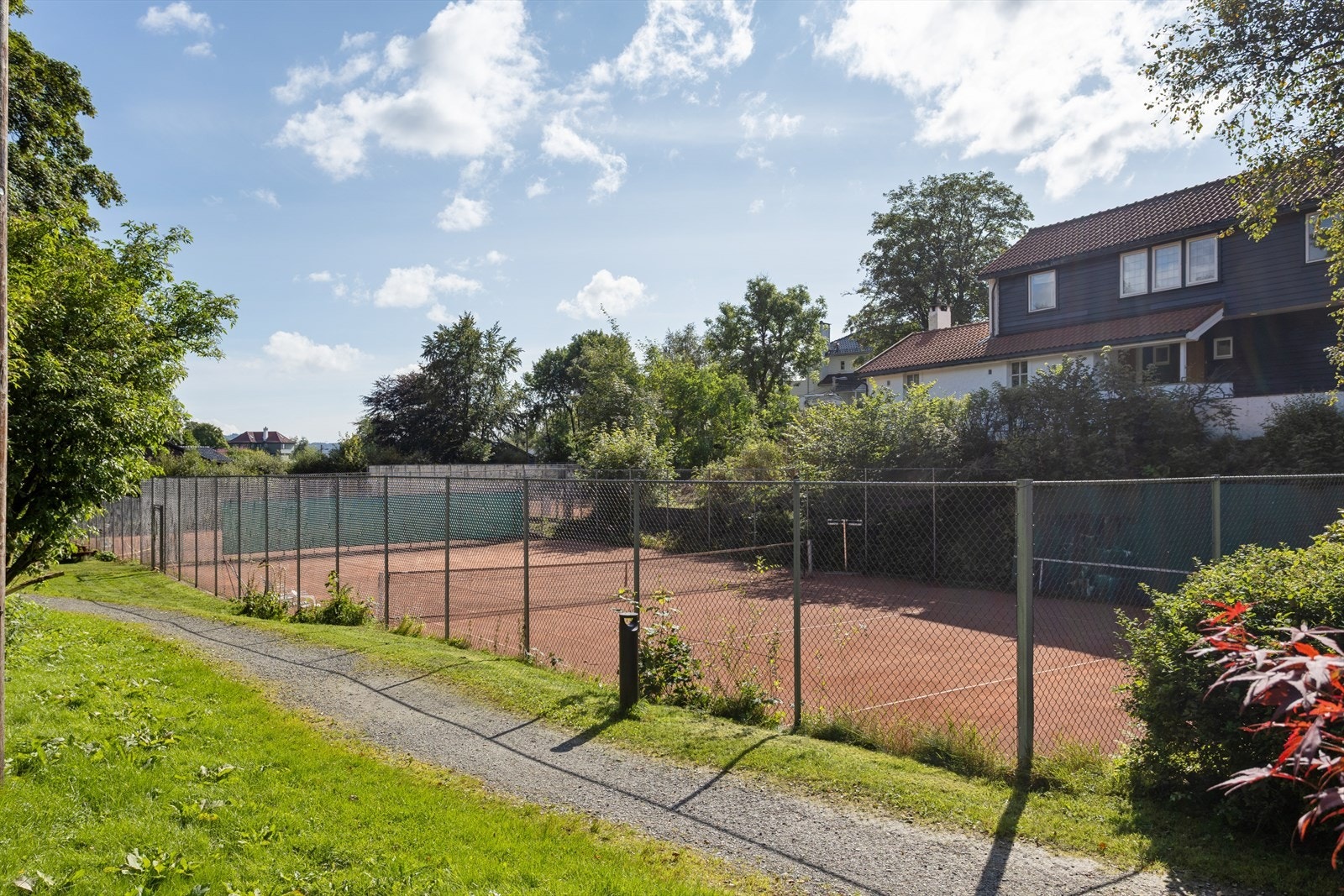 For den aktive ligger også Fana Tennisklubb med sine tre baner på nabotomten, samt Fantoft idrettshall og treningsfasiliteter en kort spasertur unna. Galleribilde