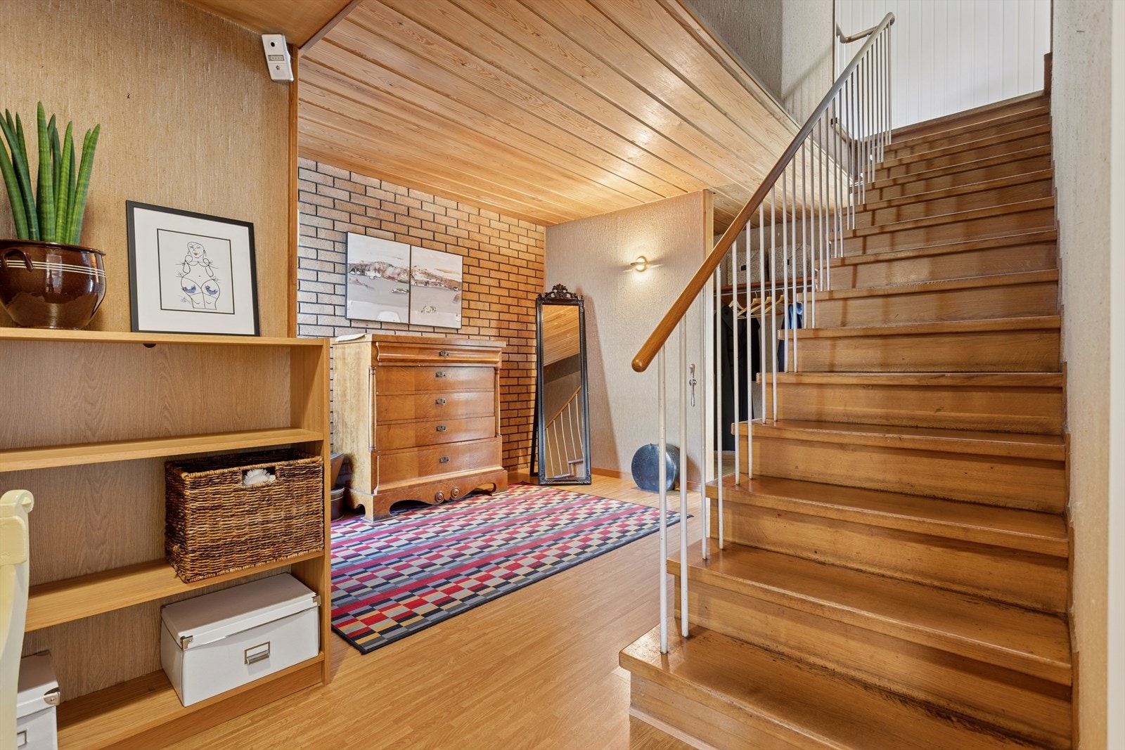 Tretrappen binder etasjene sammen og komplementerer de originale materialvalgene. Galleribilde