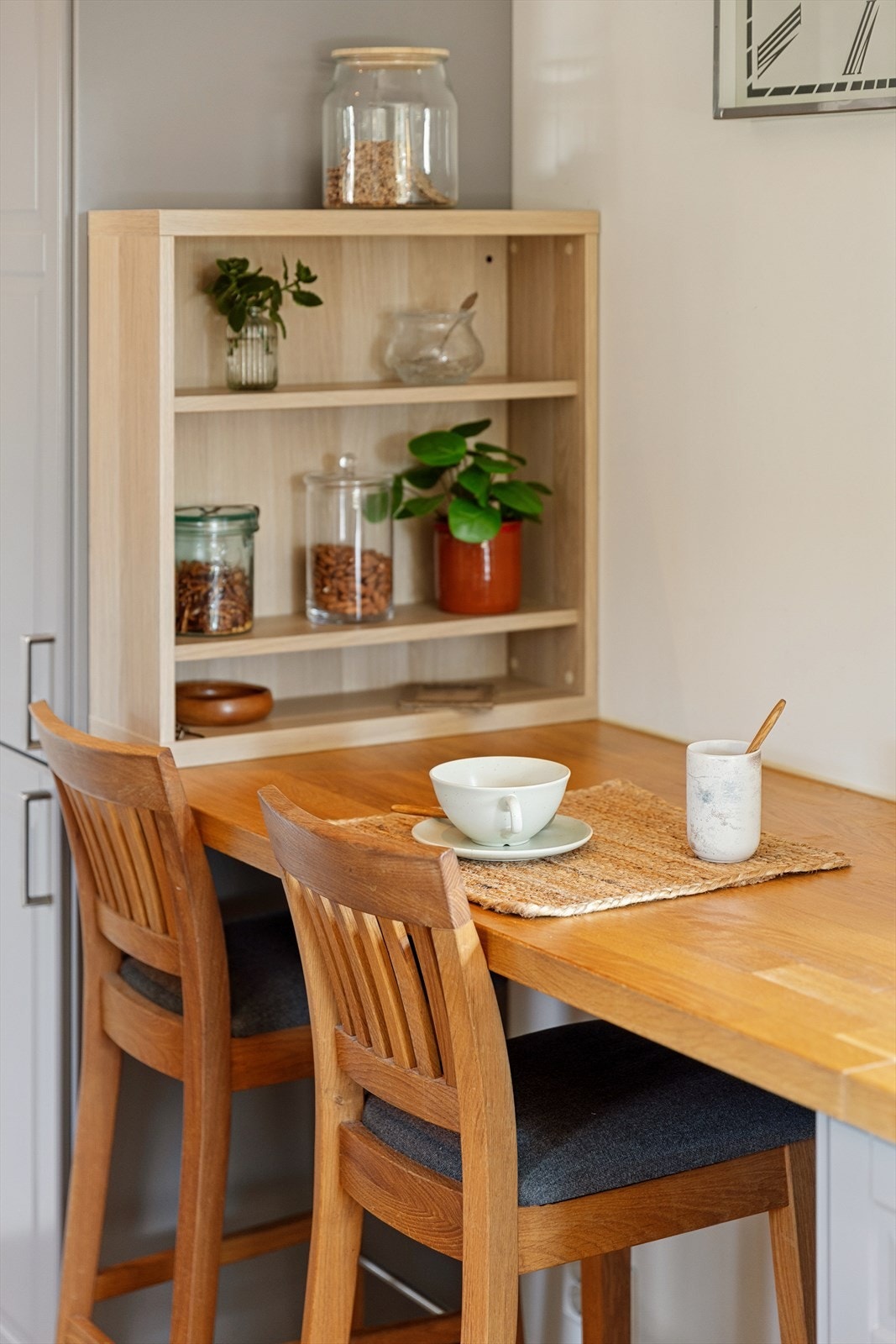 En smart frokostbar skaper en uformell sone for morgenkaffen, raske måltider eller hyggelige samtaler mens maten tilberedes. Galleribilde