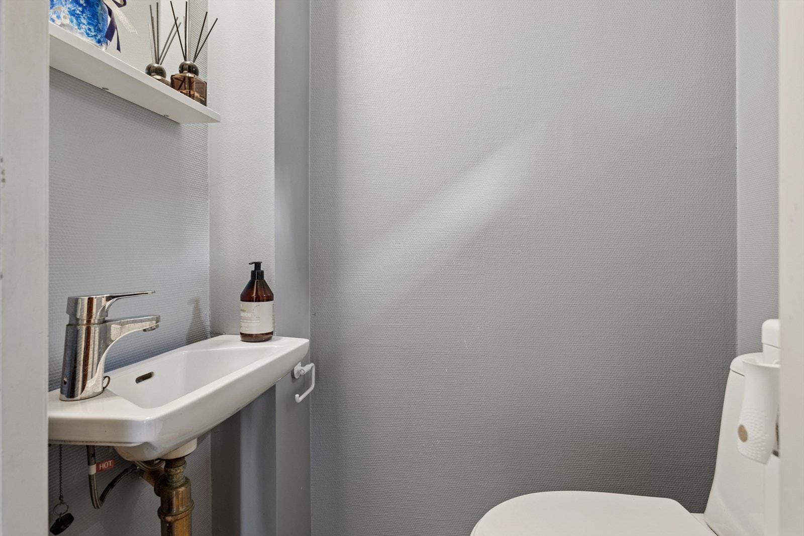 Et praktisk toalettrom med servant og WC er beliggende i 1.etg. Galleribilde